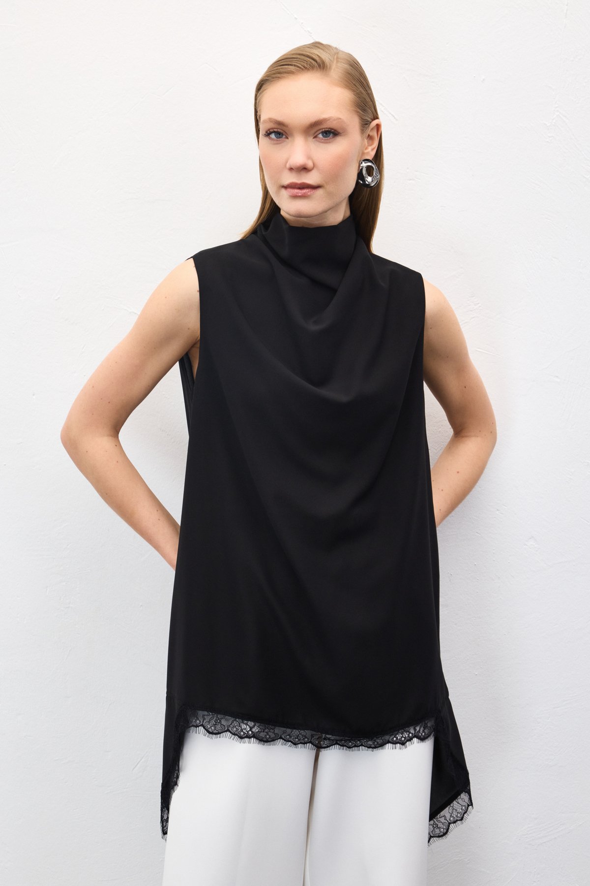 Dantel Detaylı Degaje Yaka Bluz - Siyah