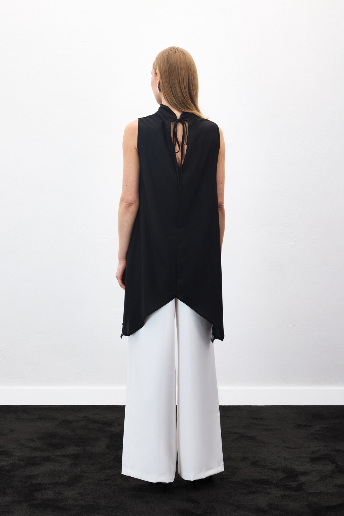 Dantel Detaylı Degaje Yaka Bluz - Siyah