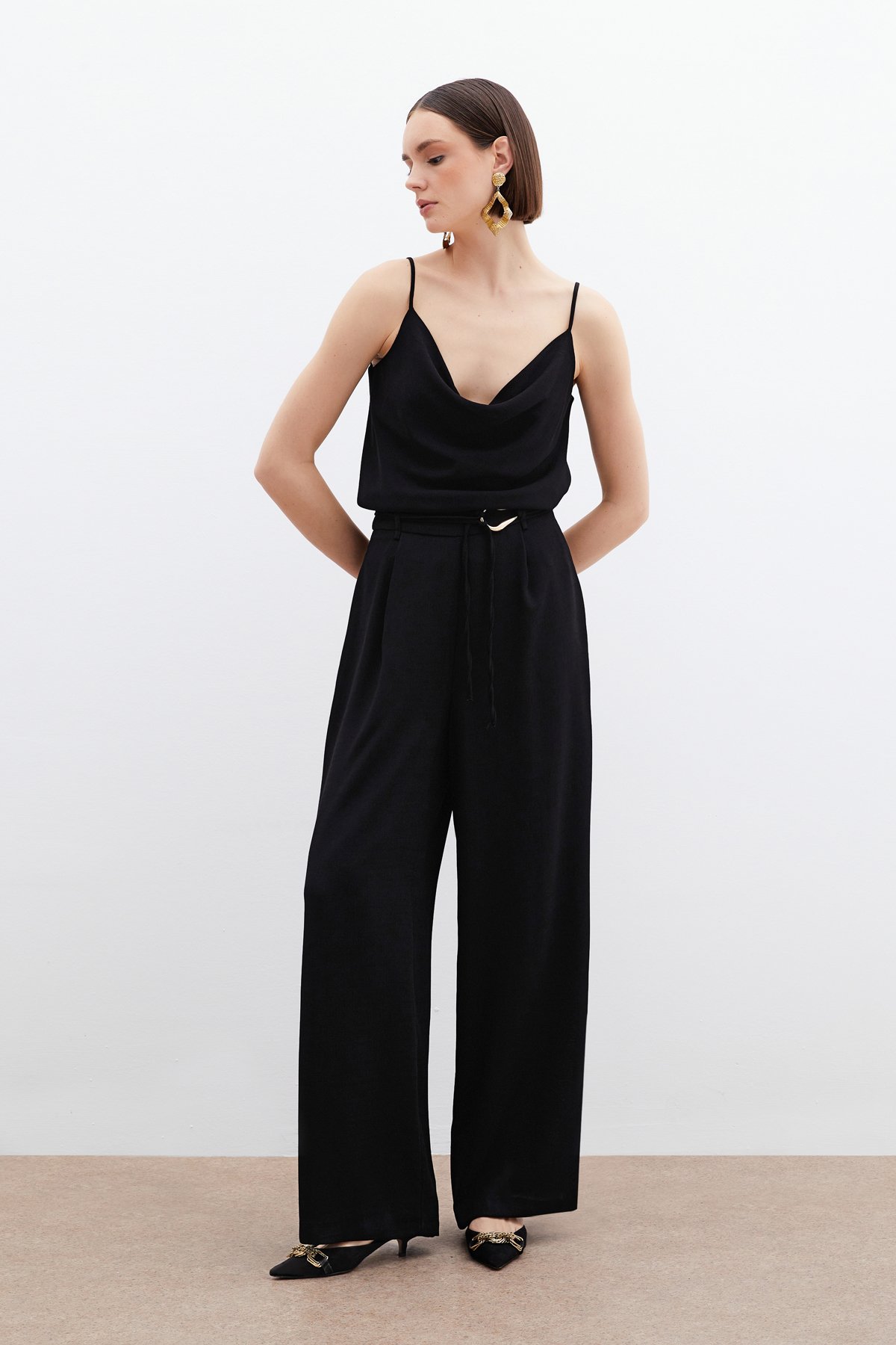 Degaje Yaka Dökümlü Bluz - Siyah