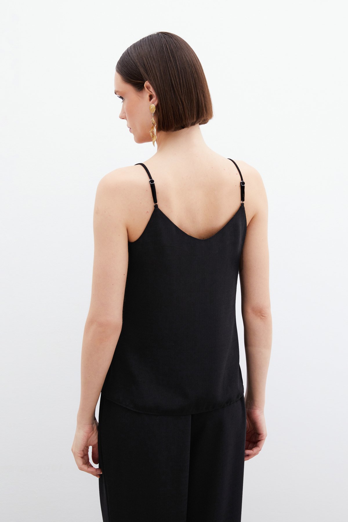 Degaje Yaka Dökümlü Bluz - Siyah