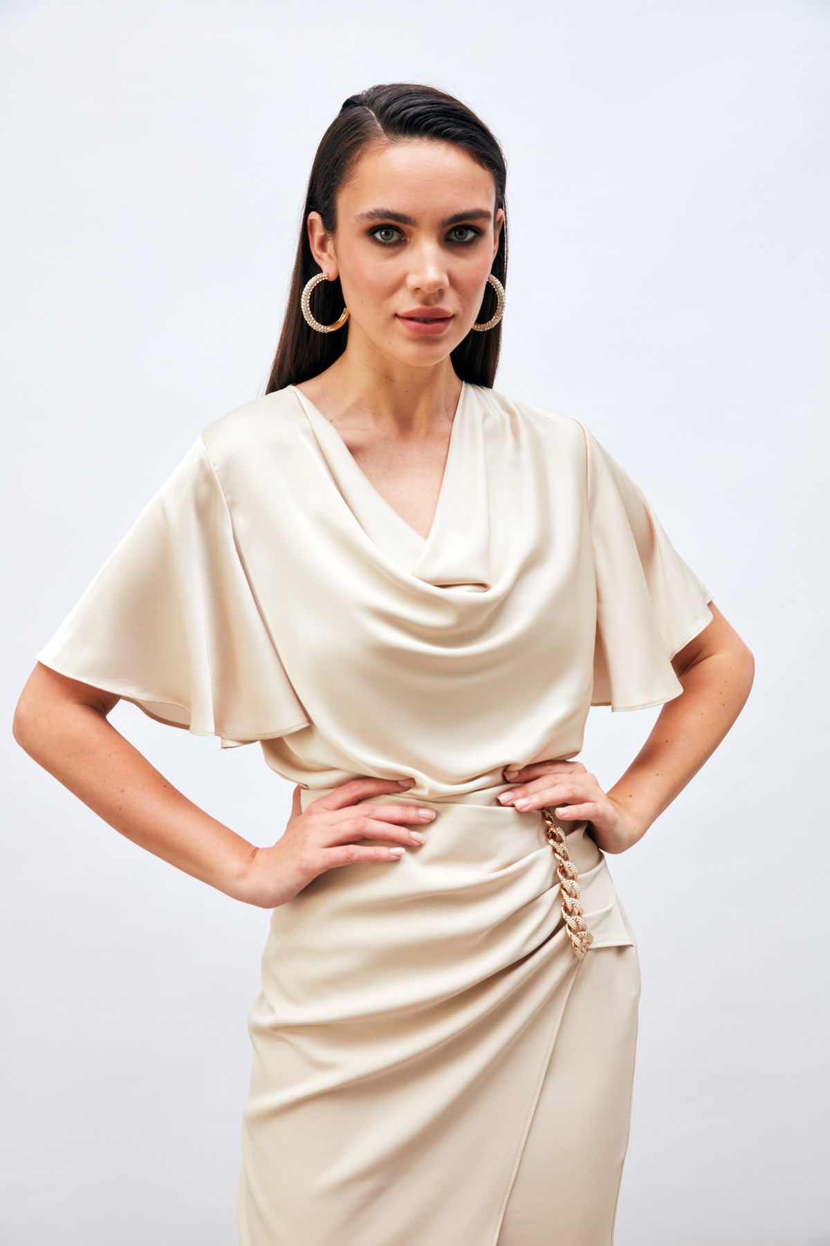 Degaje Yaka Dökümlü Saten Bluz - BEJ