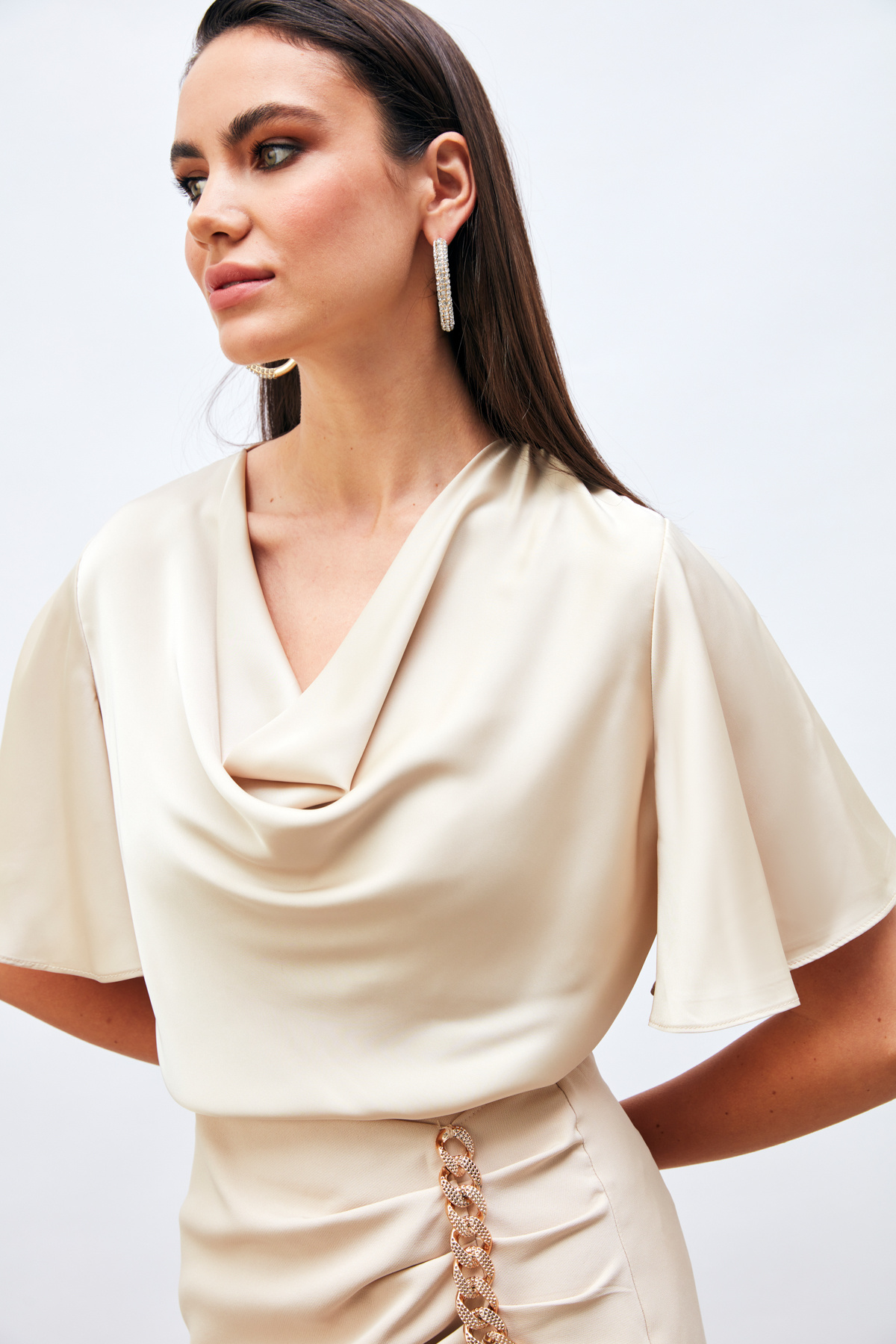 Degaje Yaka Dökümlü Saten Bluz - BEJ
