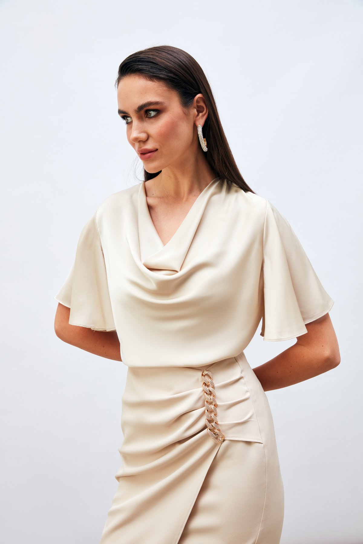 Degaje Yaka Dökümlü Saten Bluz - BEJ