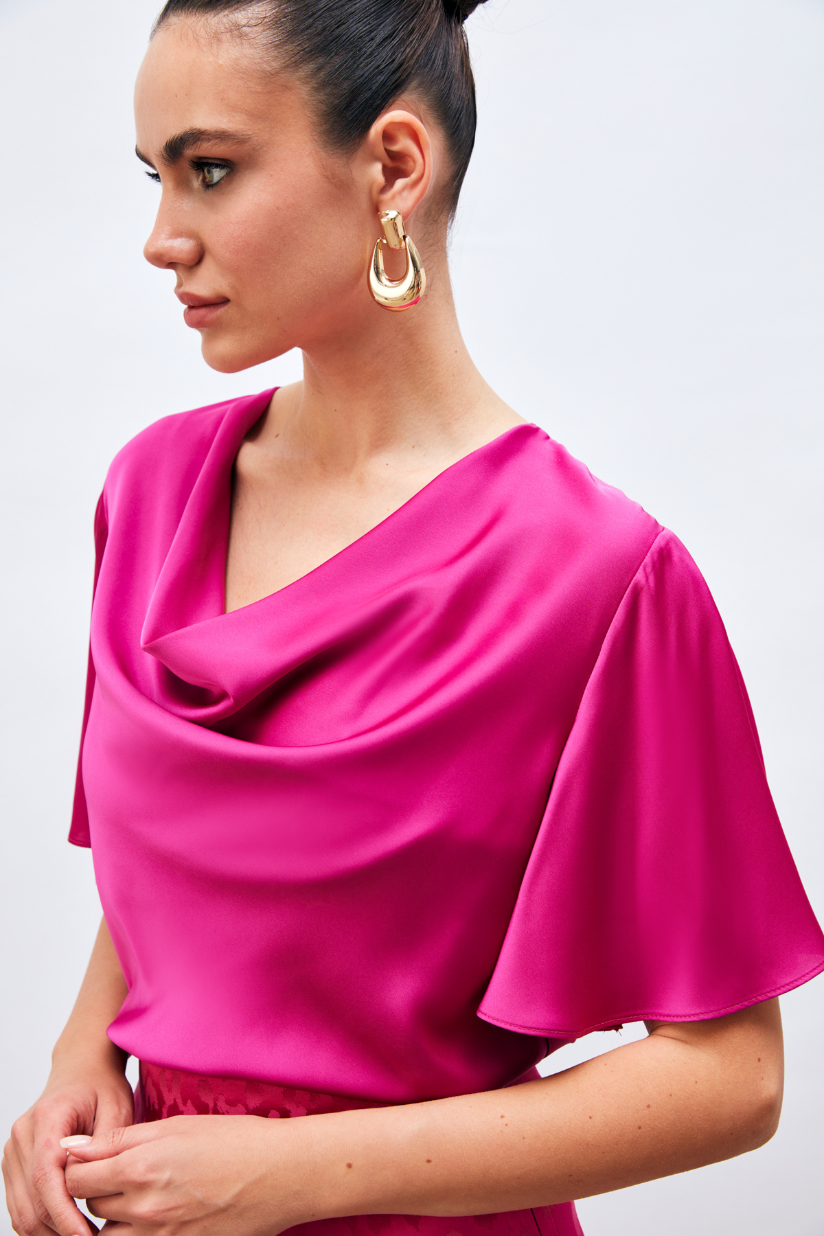 Degaje Yaka Dökümlü Saten Bluz - FUŞYA