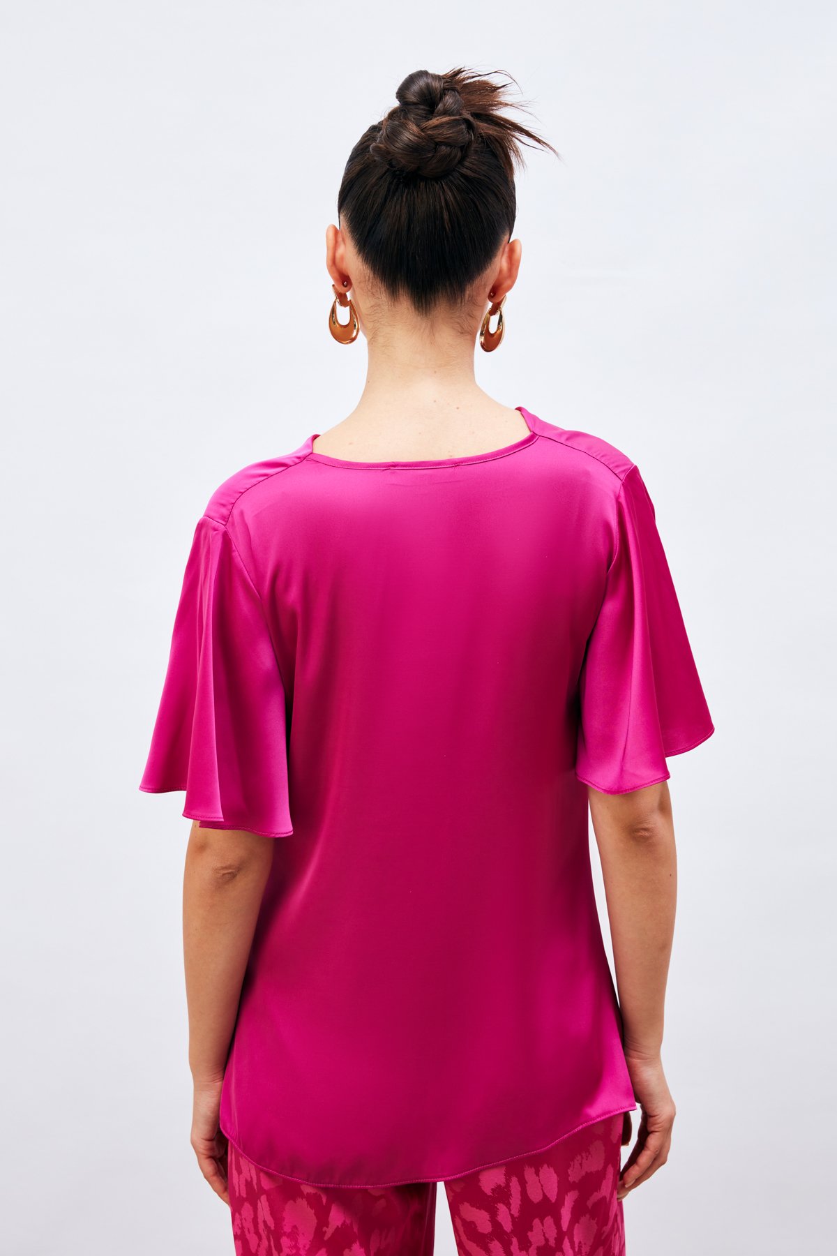Degaje Yaka Dökümlü Saten Bluz - FUŞYA