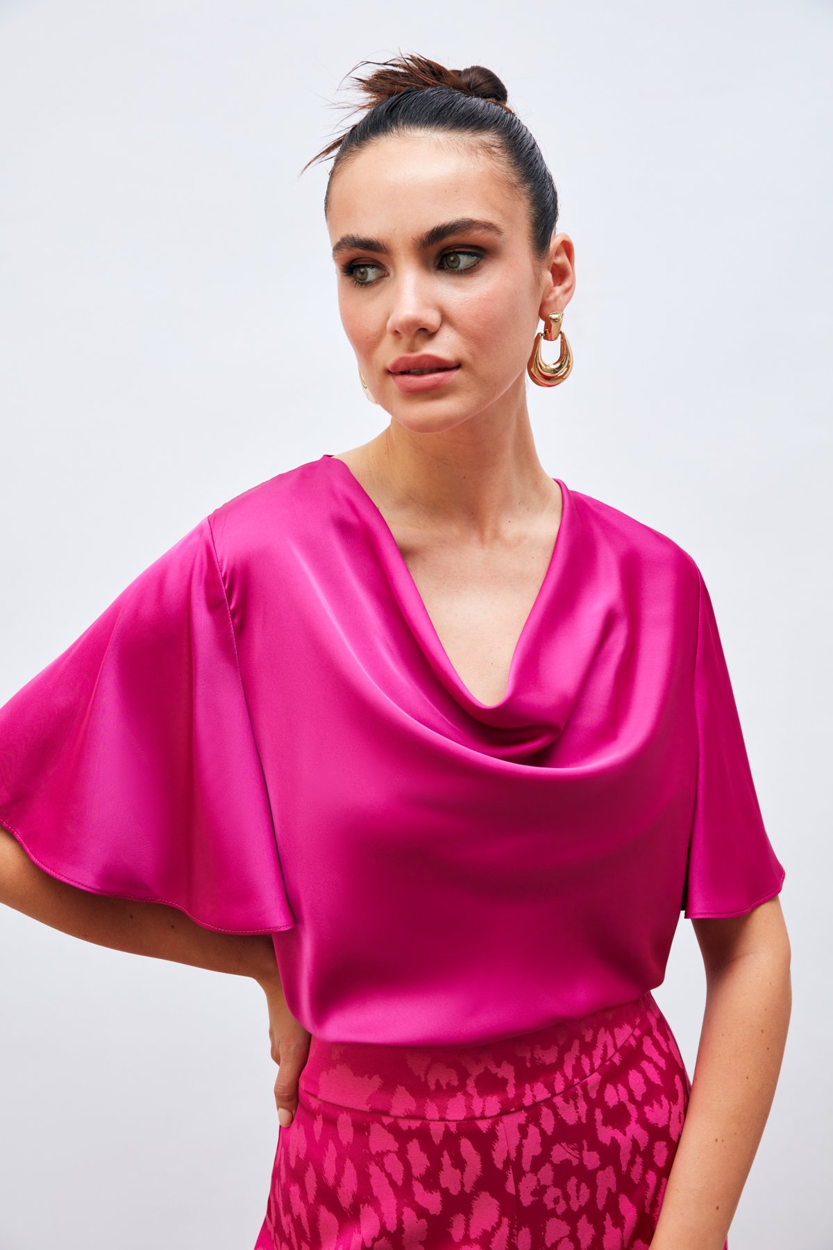 Degaje Yaka Dökümlü Saten Bluz - FUŞYA