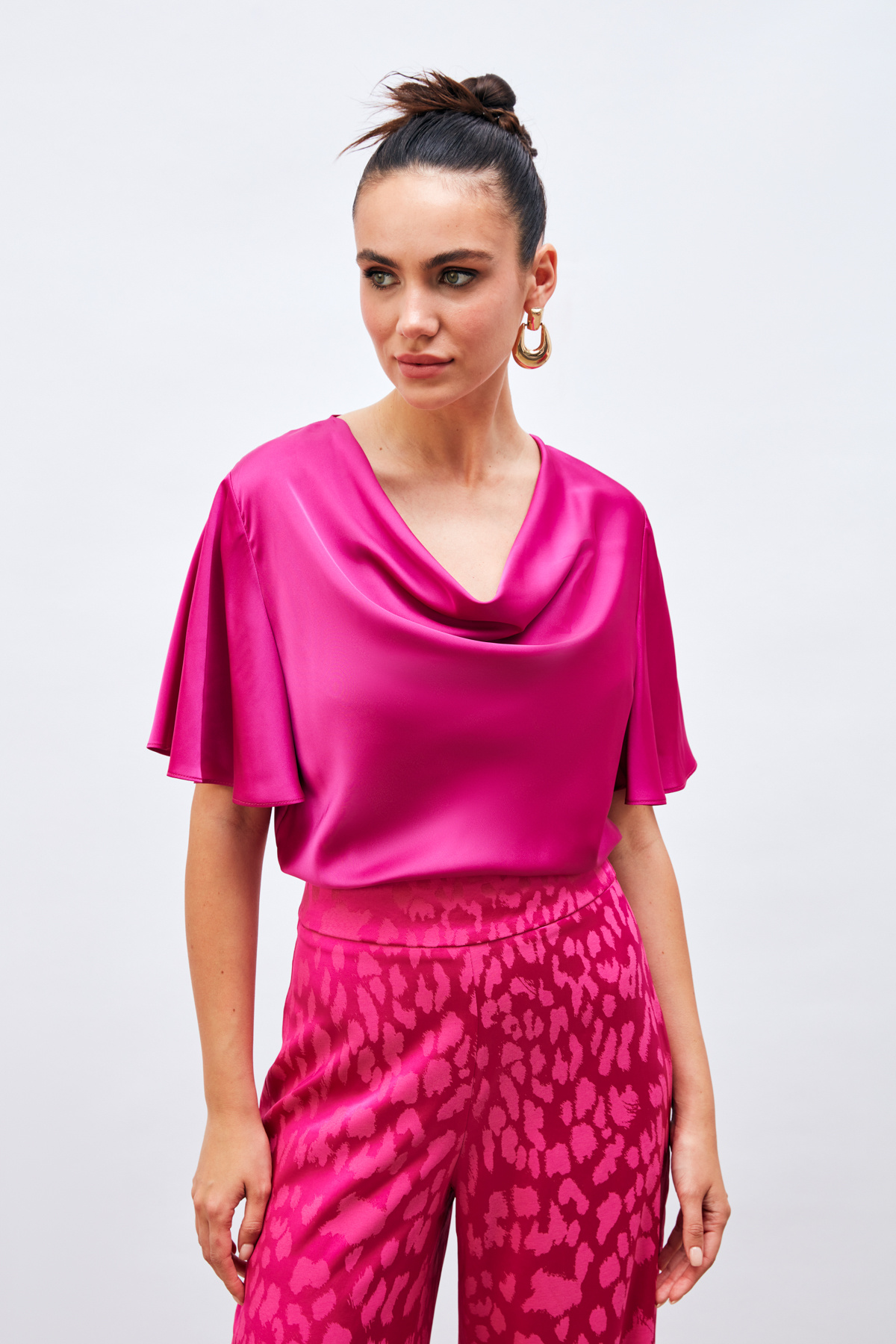 Degaje Yaka Dökümlü Saten Bluz - FUŞYA