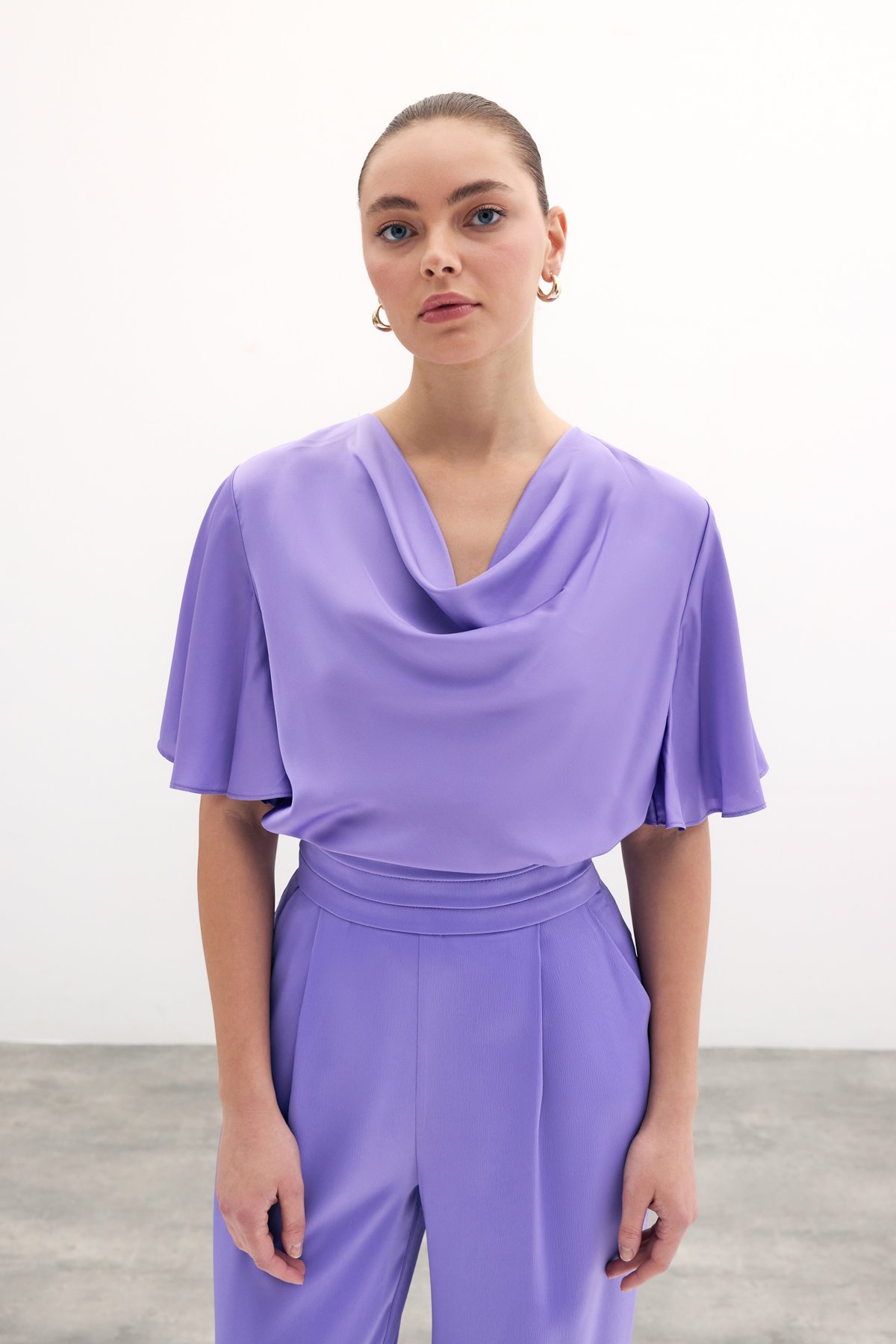 Degaje Yaka Dökümlü Saten Bluz - Mor