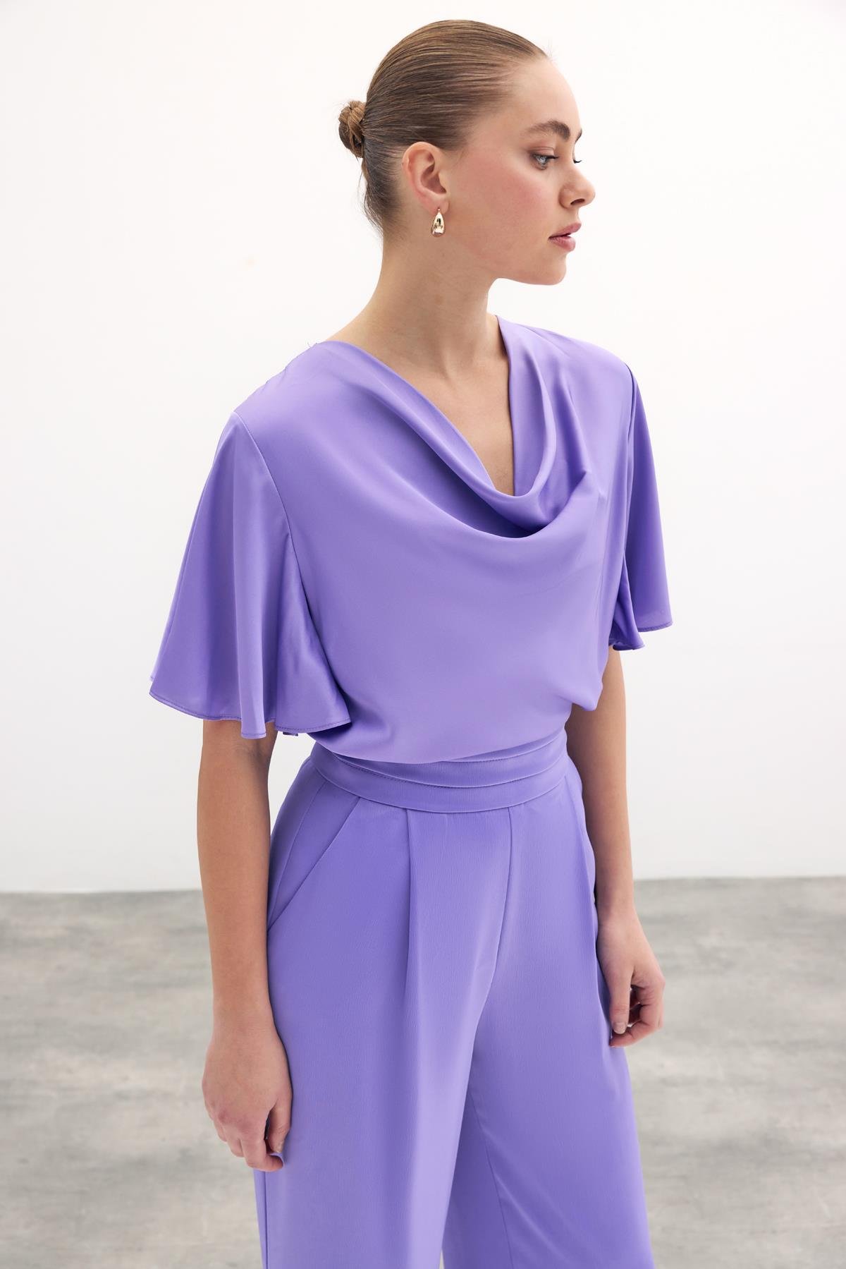 Degaje Yaka Dökümlü Saten Bluz - Mor