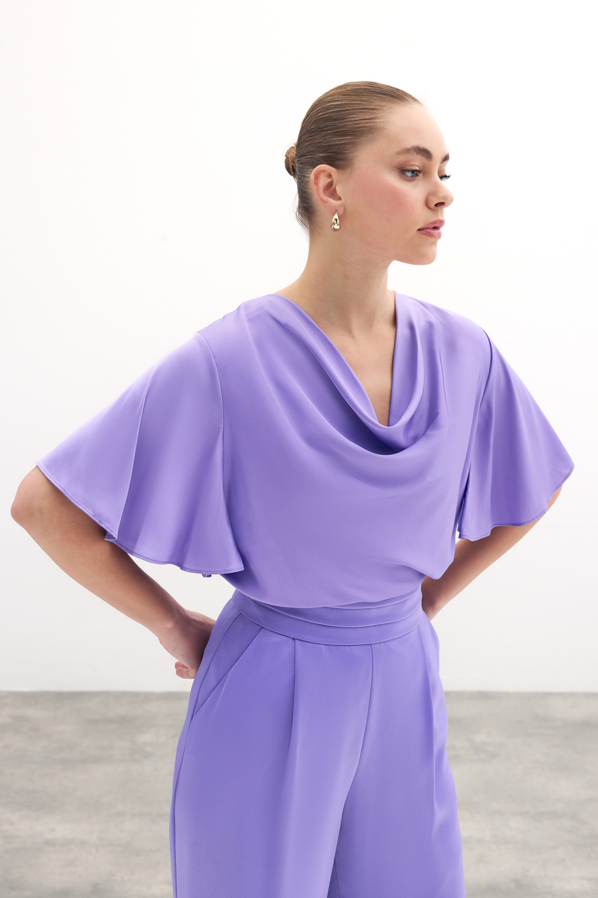 Degaje Yaka Dökümlü Saten Bluz - Mor