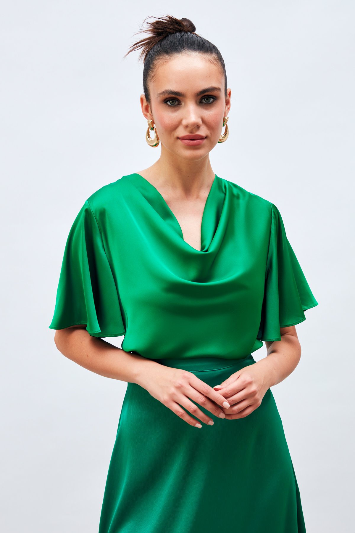 Degaje Yaka Dökümlü Saten Bluz - YEŞİL