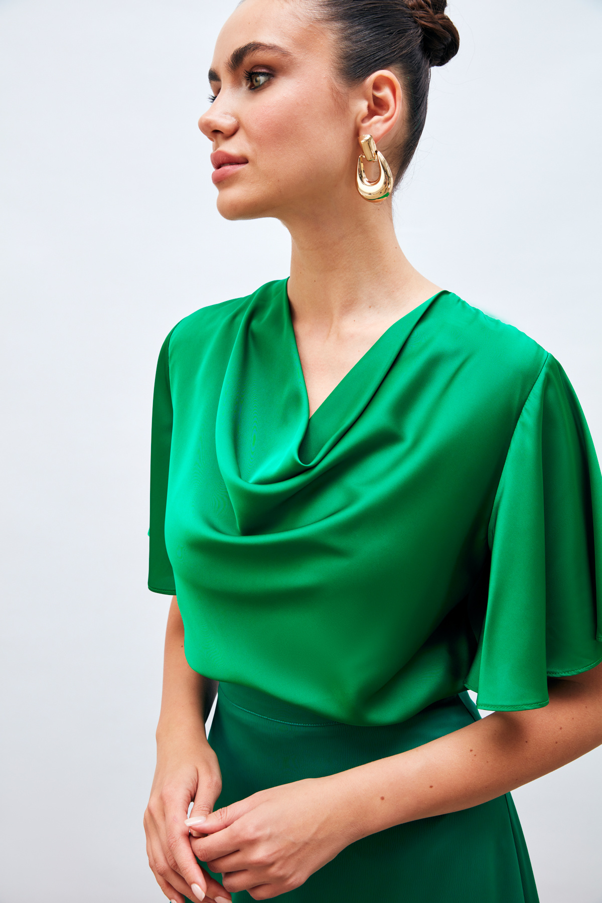 Degaje Yaka Dökümlü Saten Bluz - YEŞİL