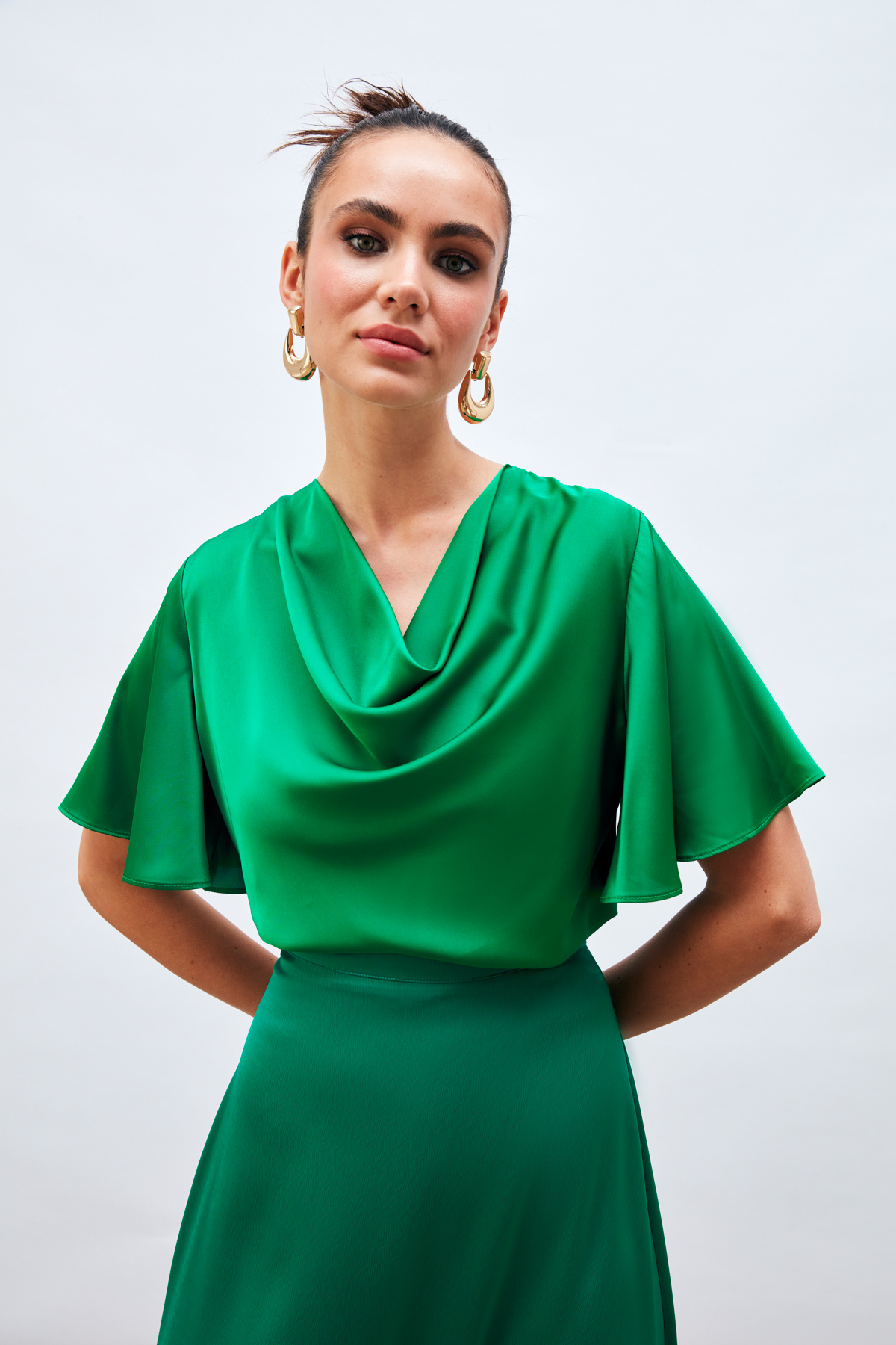 Degaje Yaka Dökümlü Saten Bluz - YEŞİL