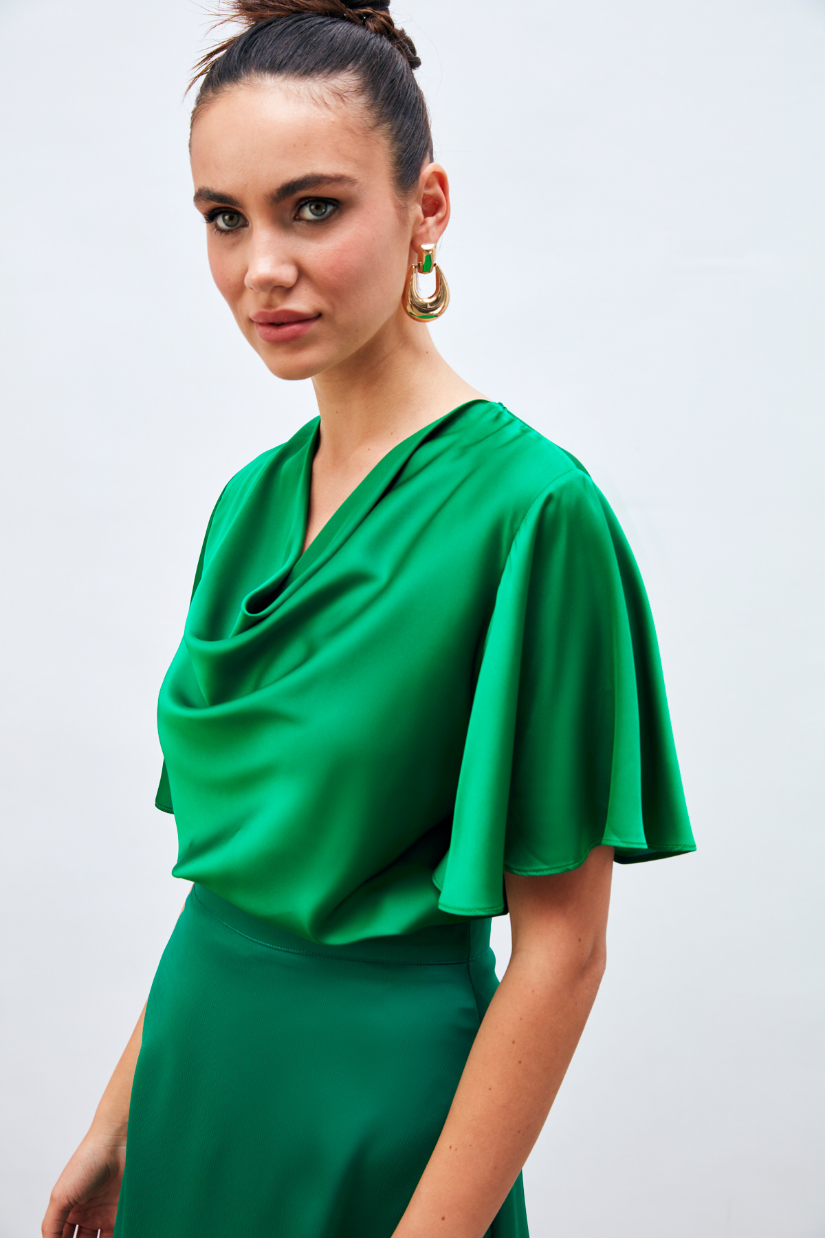 Degaje Yaka Dökümlü Saten Bluz - YEŞİL