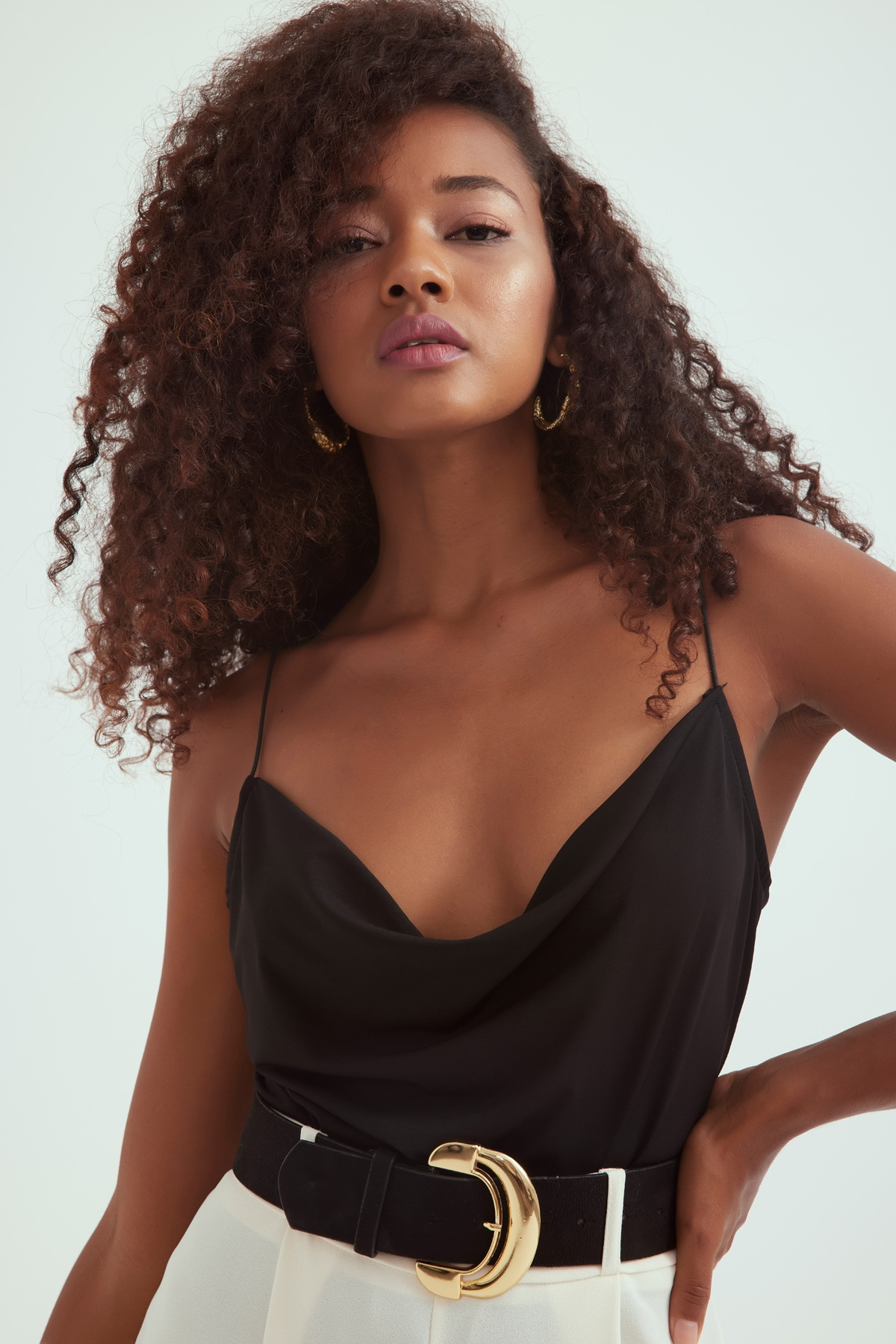 Degaje yaka ip askılı bodysuit - SİYAH
