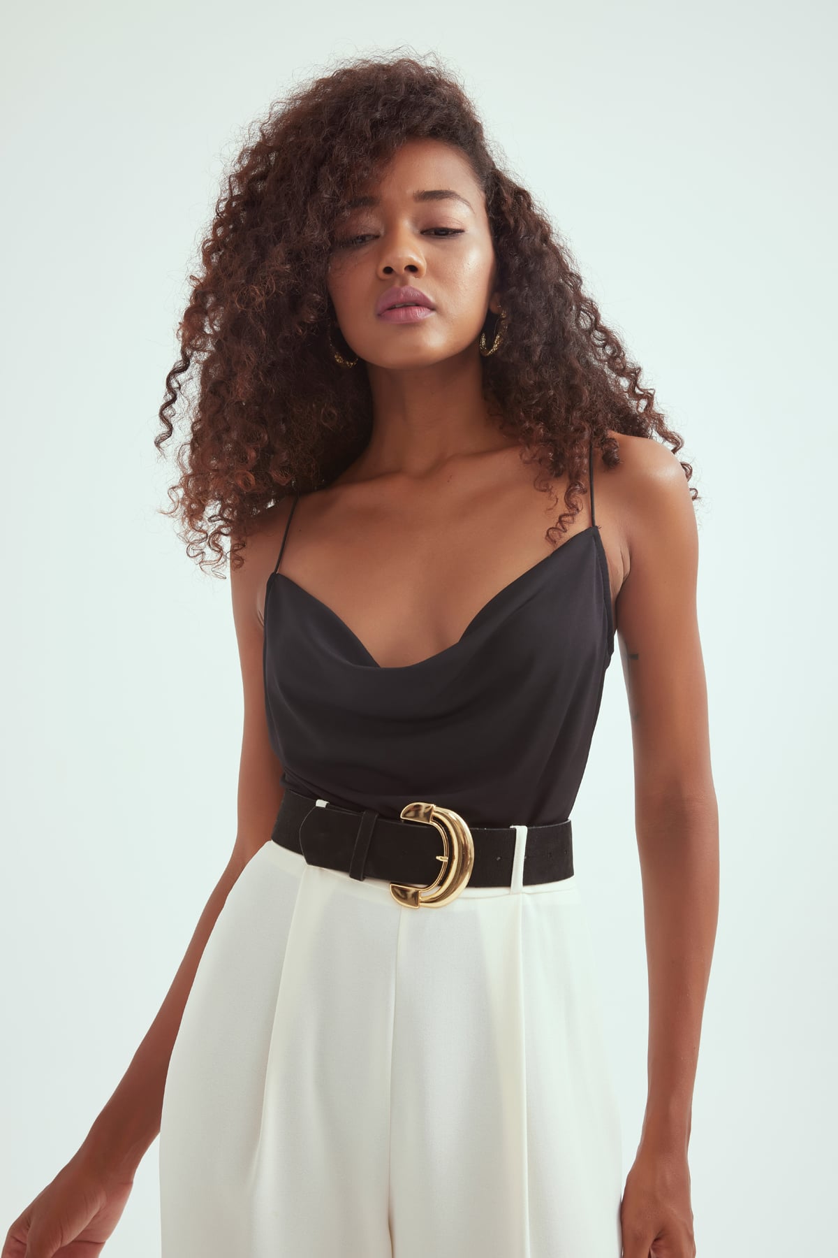 Degaje yaka ip askılı bodysuit - SİYAH