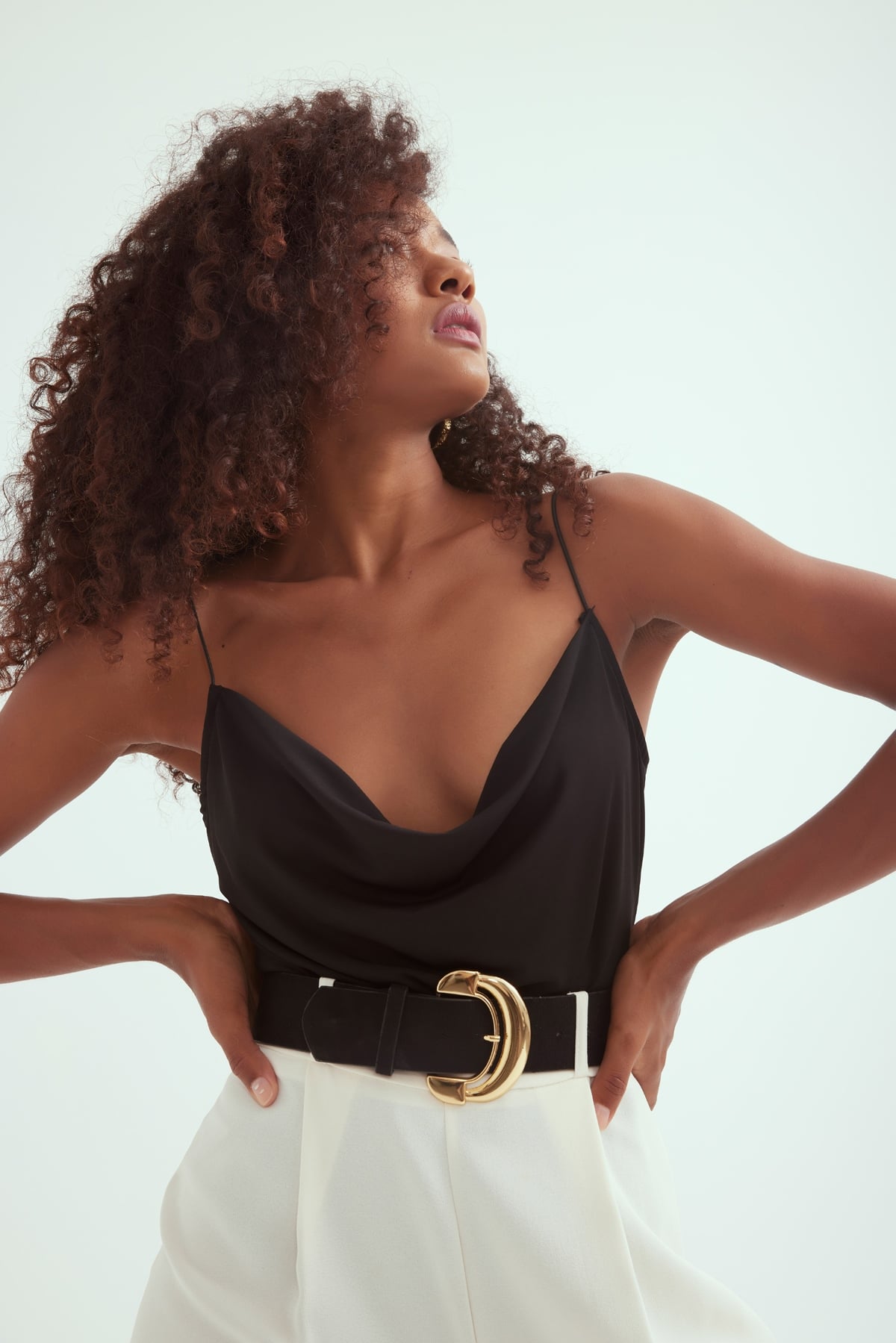 Degaje yaka ip askılı bodysuit - SİYAH
