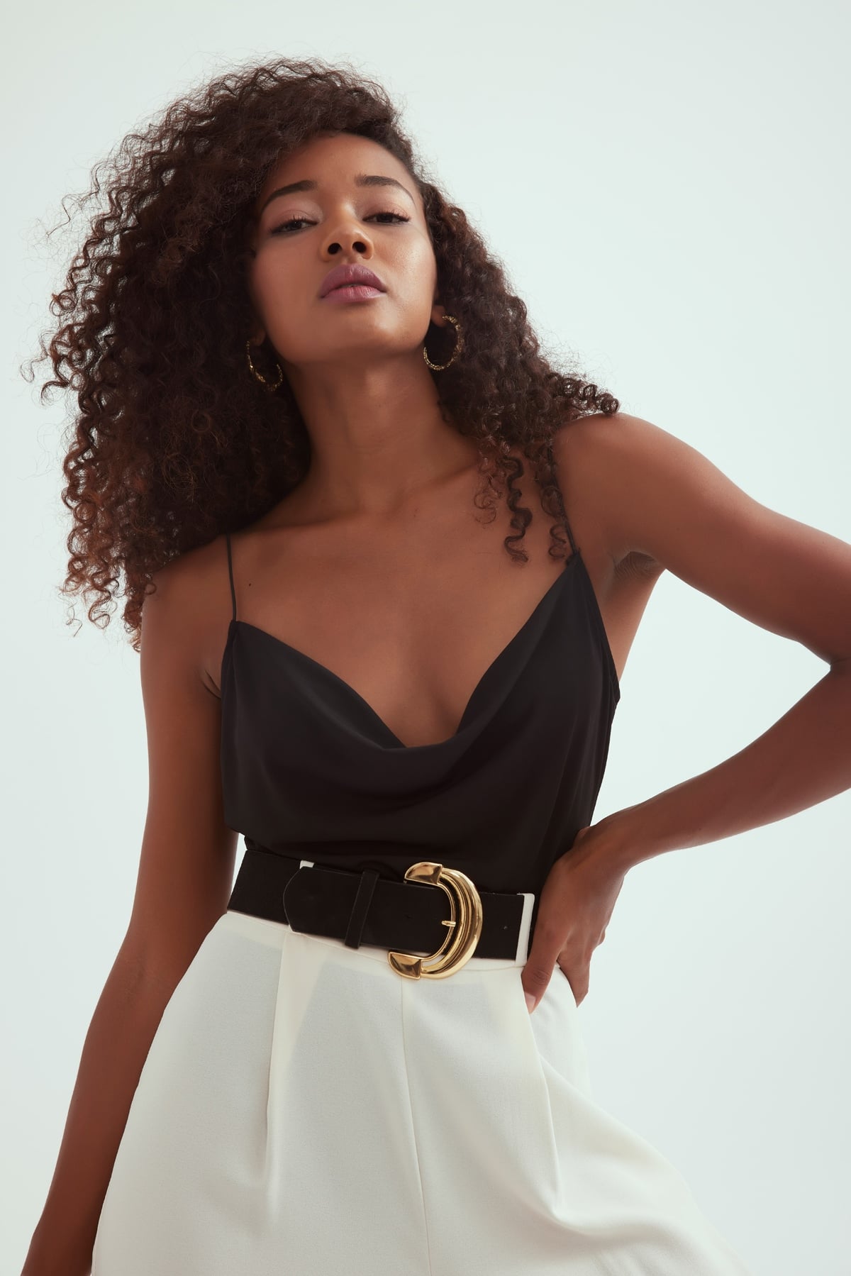 Degaje yaka ip askılı bodysuit - SİYAH