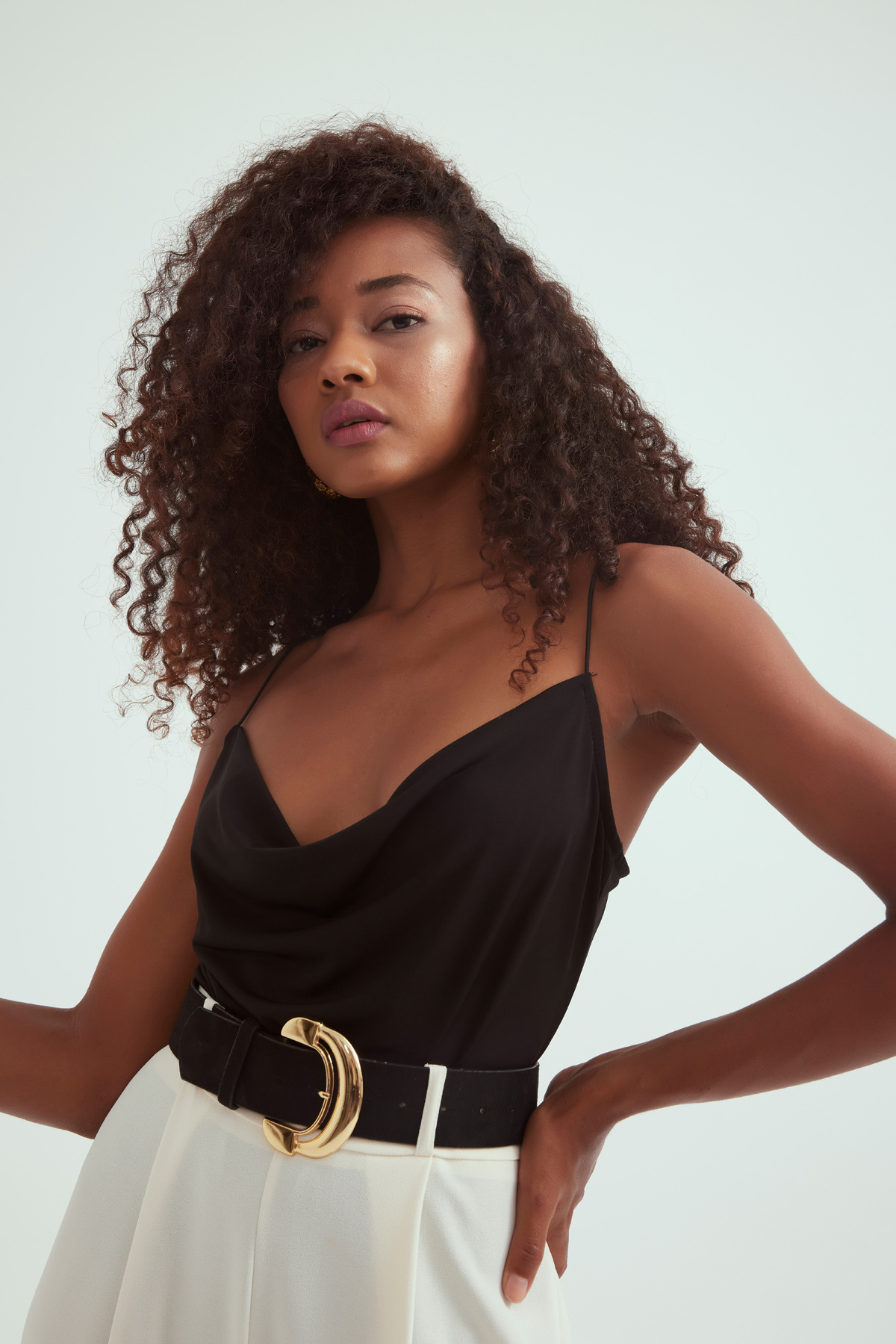 Degaje yaka ip askılı bodysuit - SİYAH