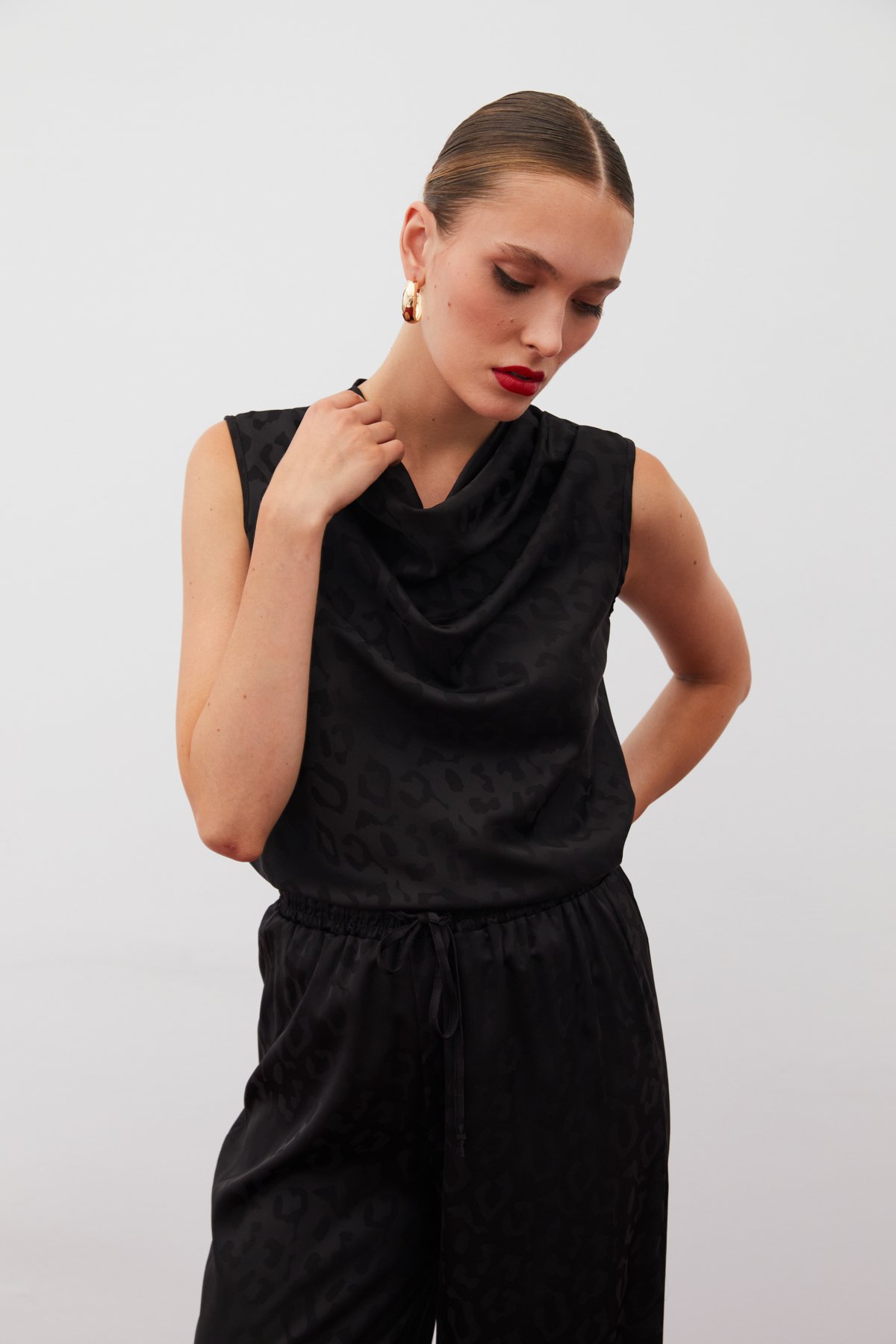 Degaje Yaka Kolsuz Bluz - SİYAH