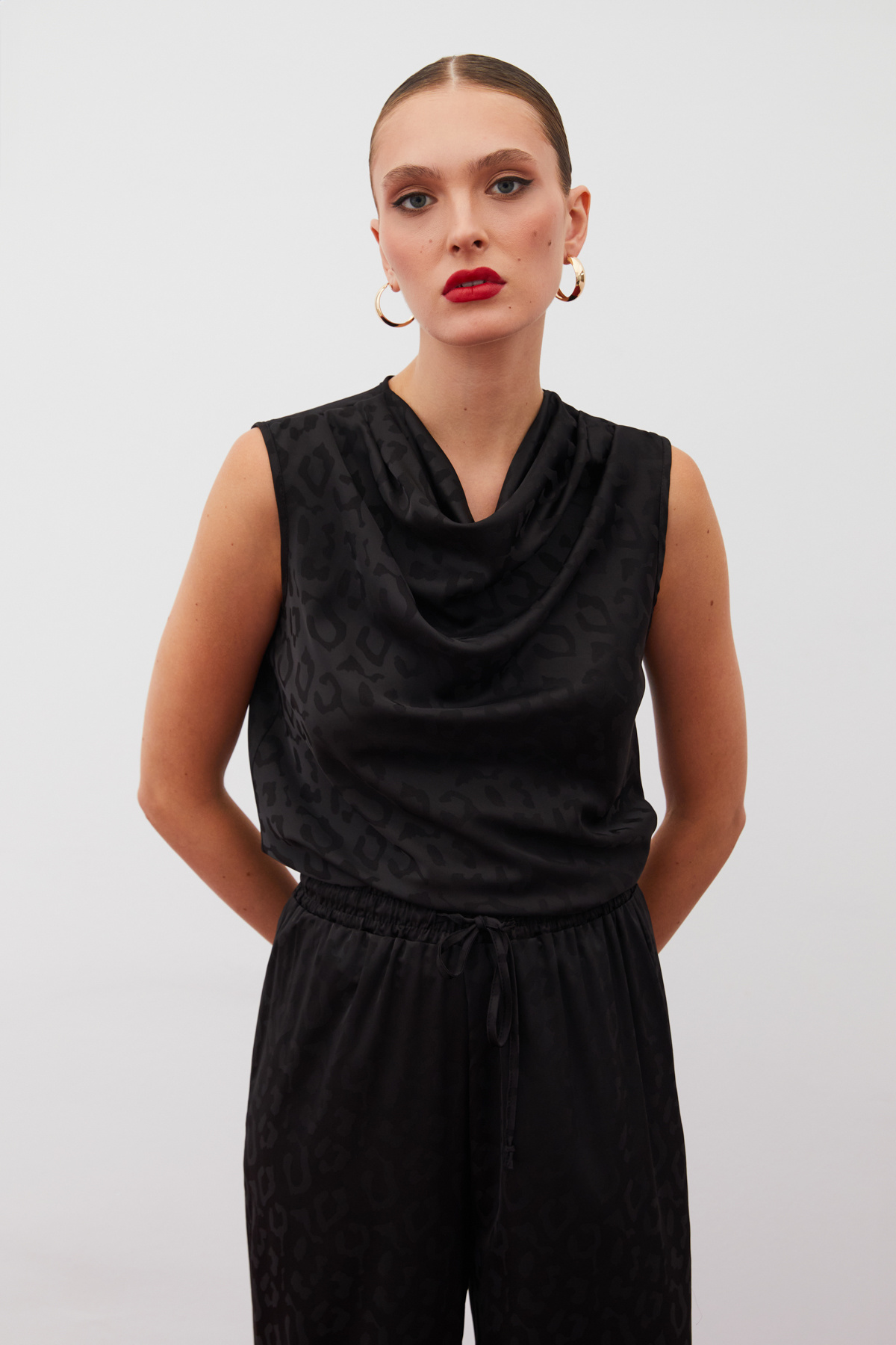 Degaje Yaka Kolsuz Bluz - SİYAH