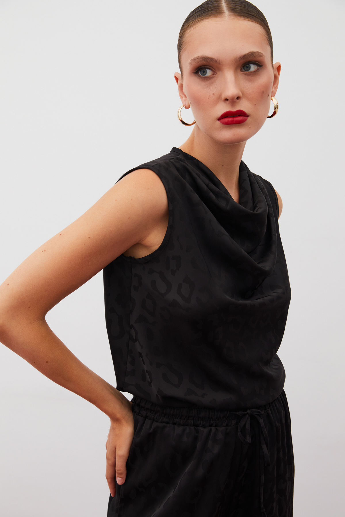 Degaje Yaka Kolsuz Bluz - SİYAH