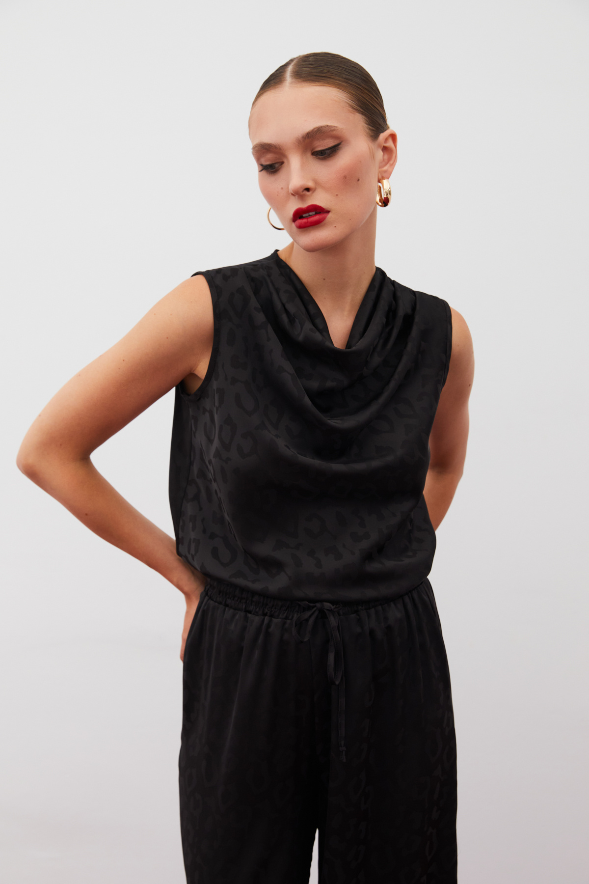 Degaje Yaka Kolsuz Bluz - SİYAH