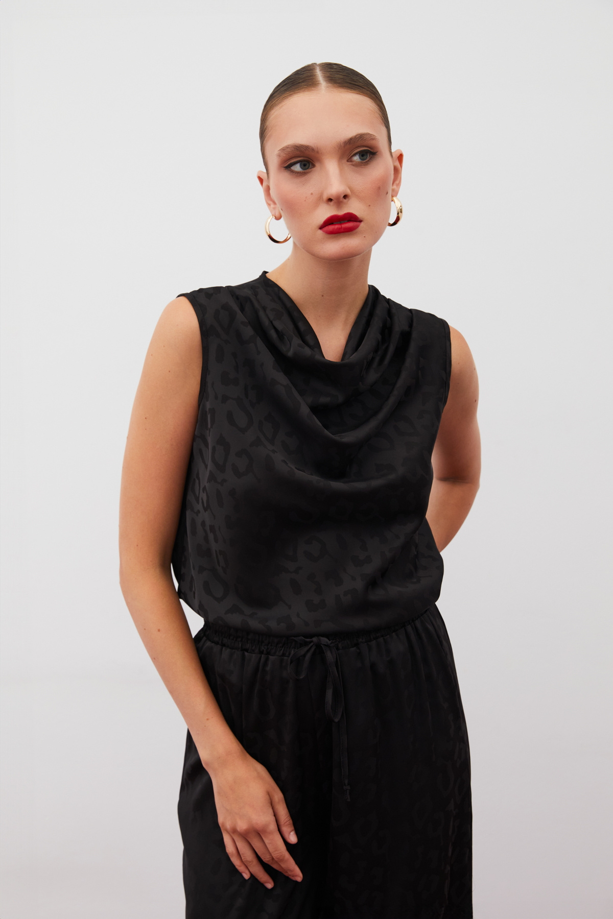 Degaje Yaka Kolsuz Bluz - SİYAH