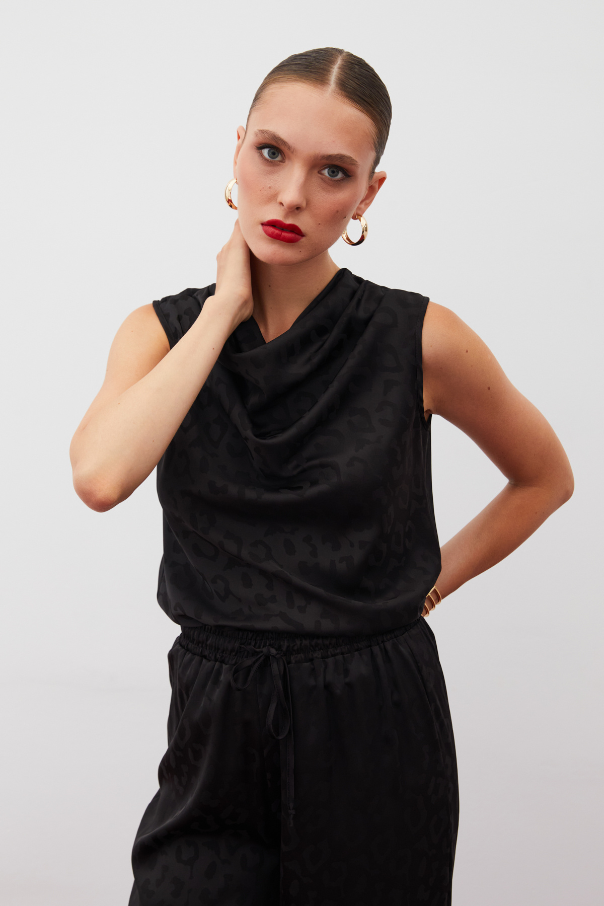 Degaje Yaka Kolsuz Bluz - SİYAH