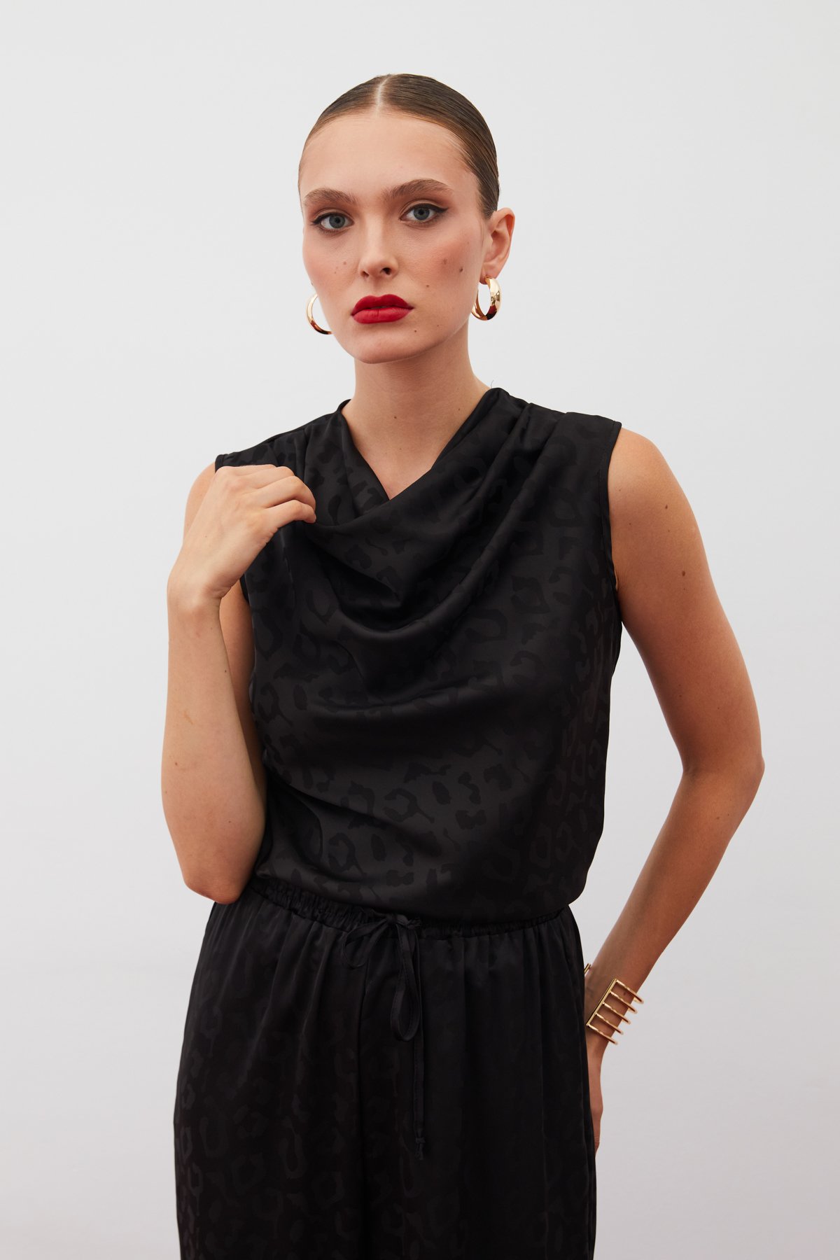 Degaje Yaka Kolsuz Bluz - SİYAH