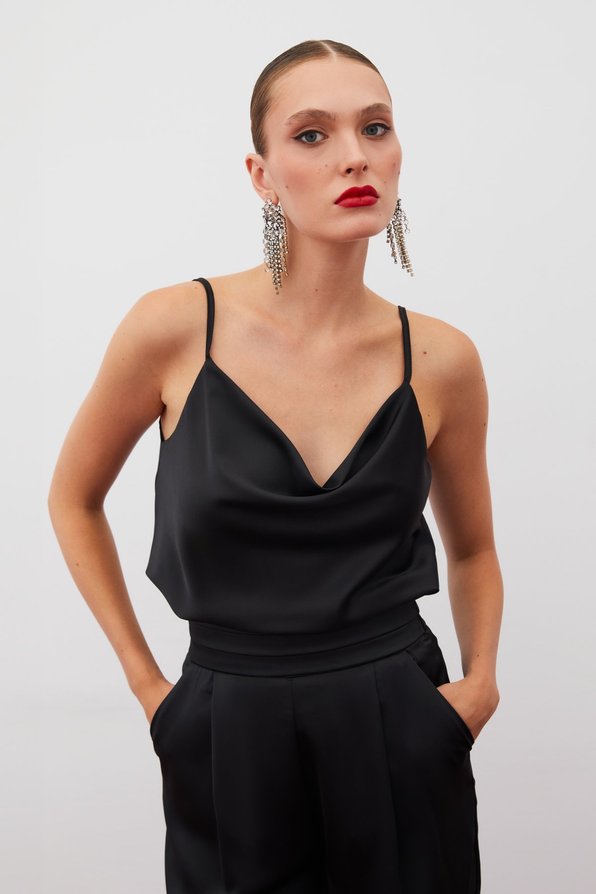 Degaje yaka saten bluz - SİYAH