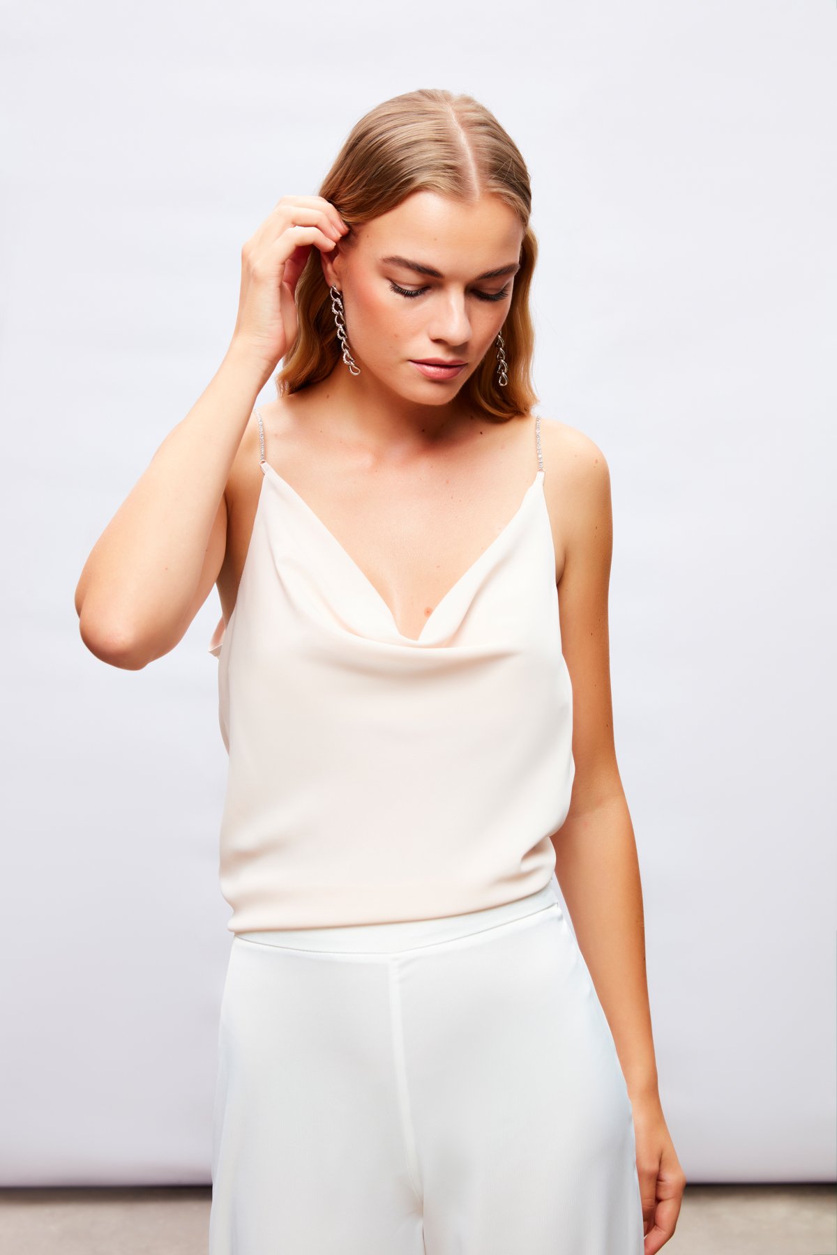 Degaje Yaka Zincir Askılı Bluz - BEJ