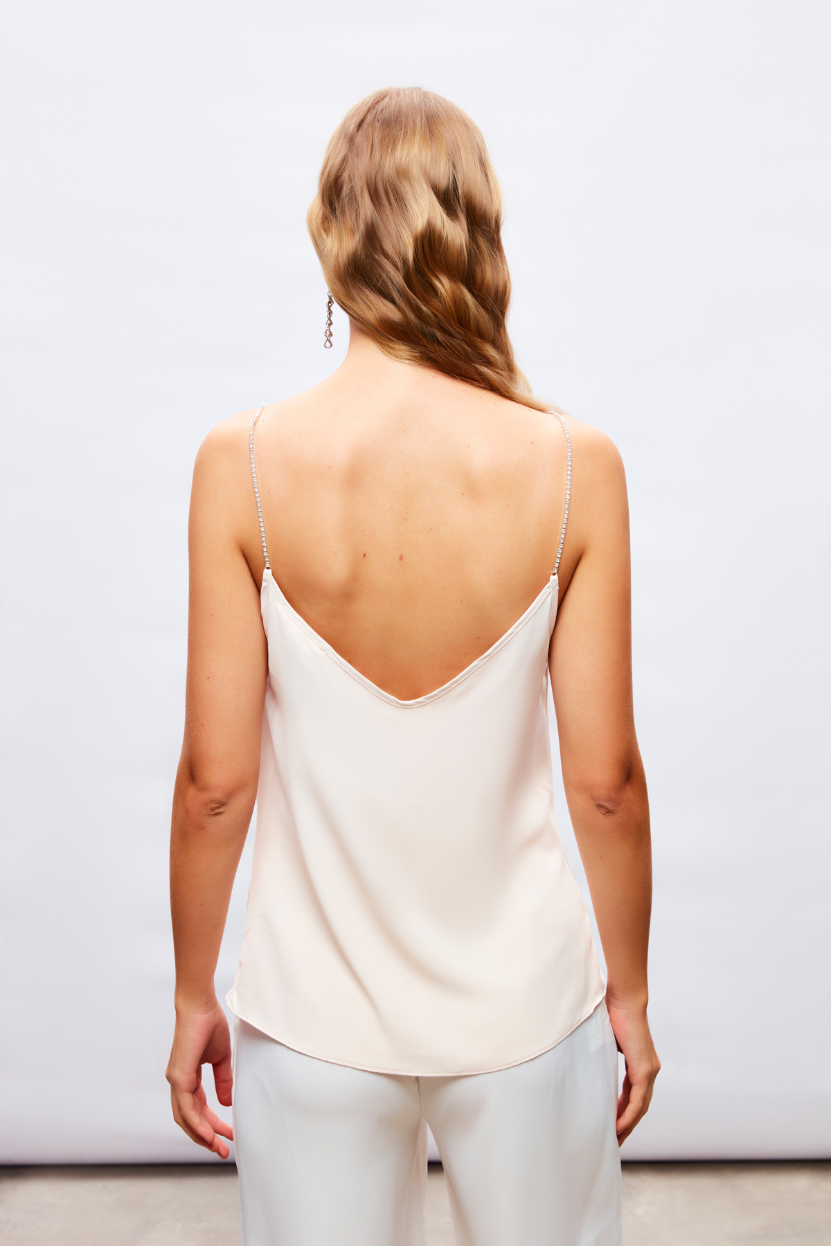 Degaje Yaka Zincir Askılı Bluz - BEJ