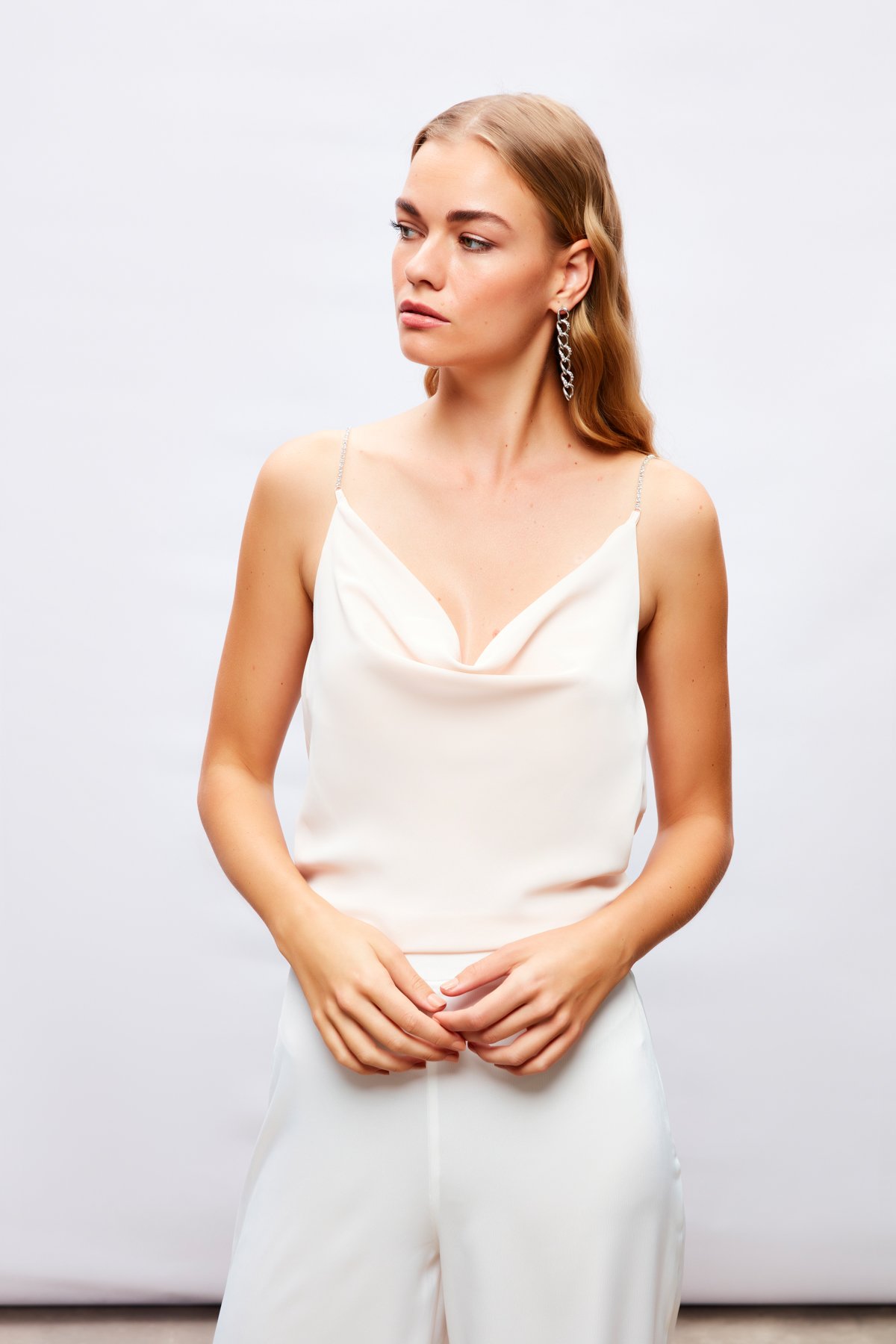 Degaje Yaka Zincir Askılı Bluz - BEJ