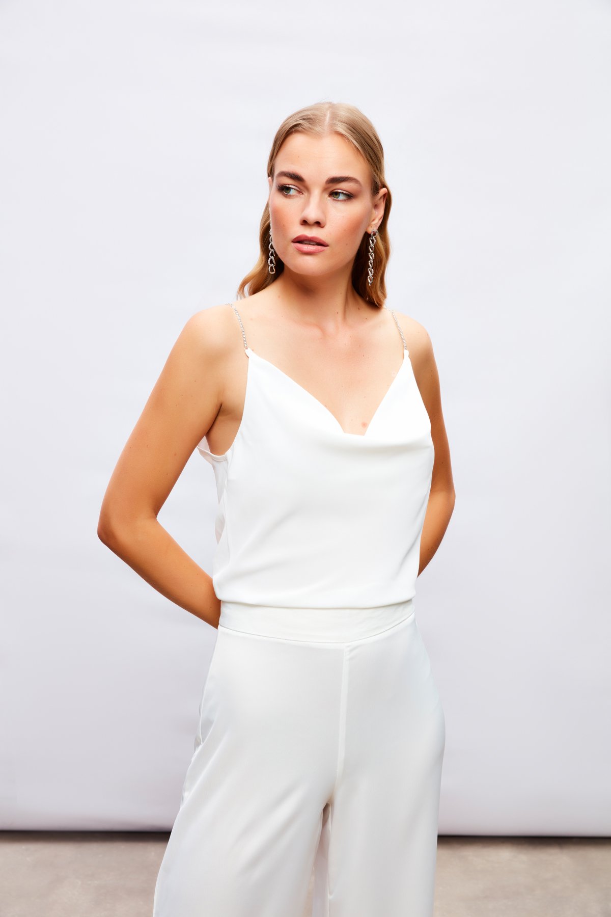 Degaje Yaka Zincir Askılı Bluz - EKRU