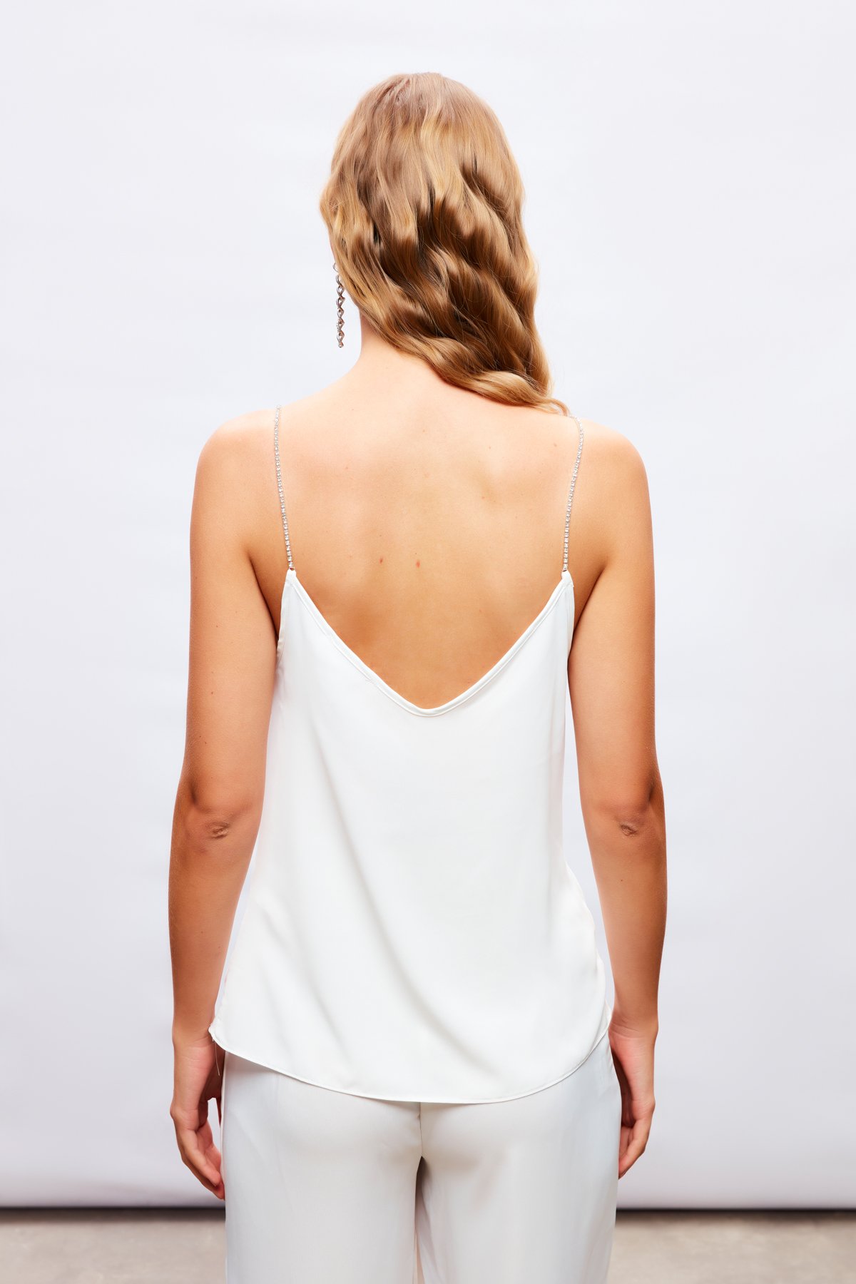 Degaje Yaka Zincir Askılı Bluz - EKRU