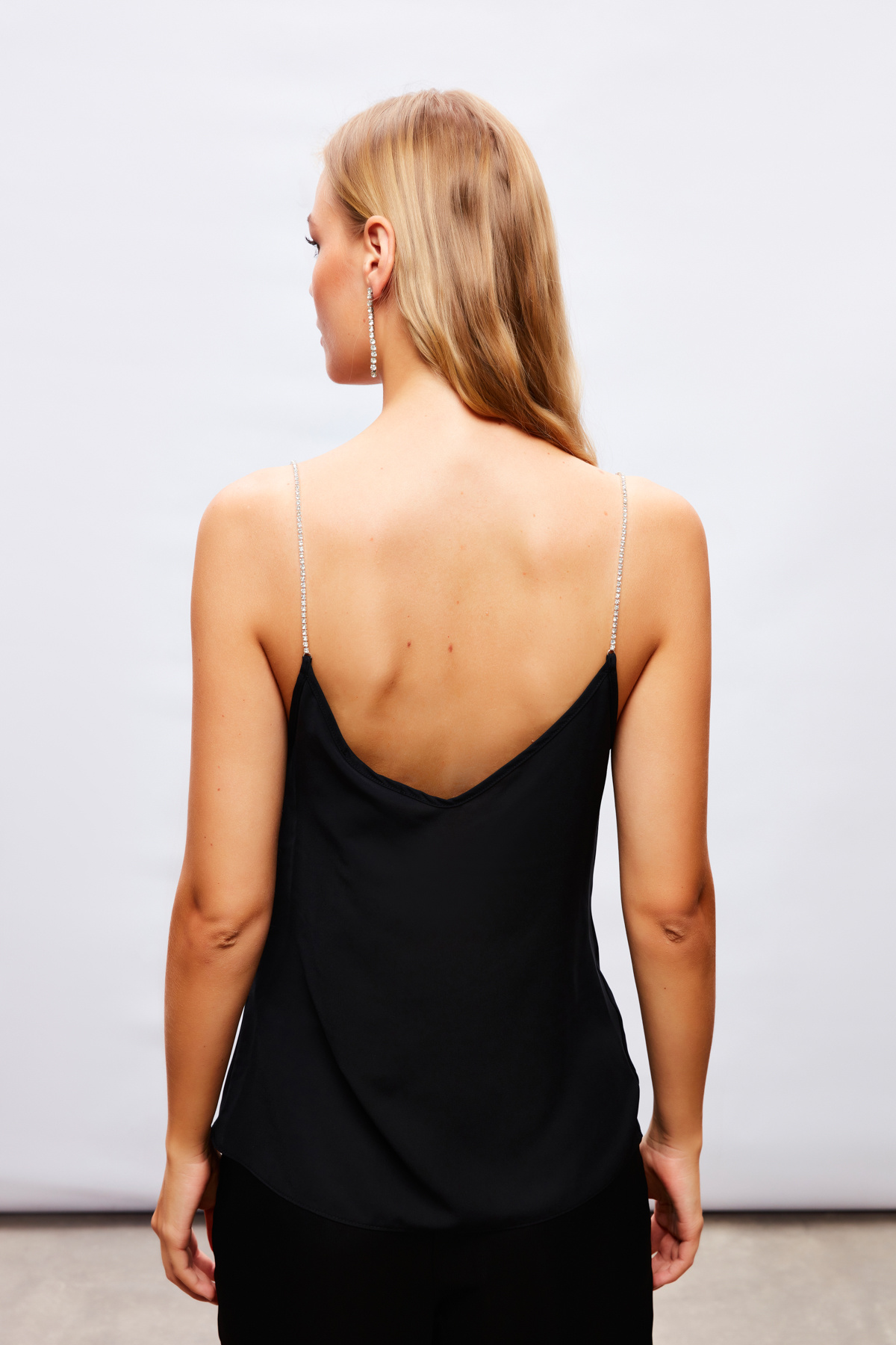 Degaje Yaka Zincir Askılı Bluz - SİYAH