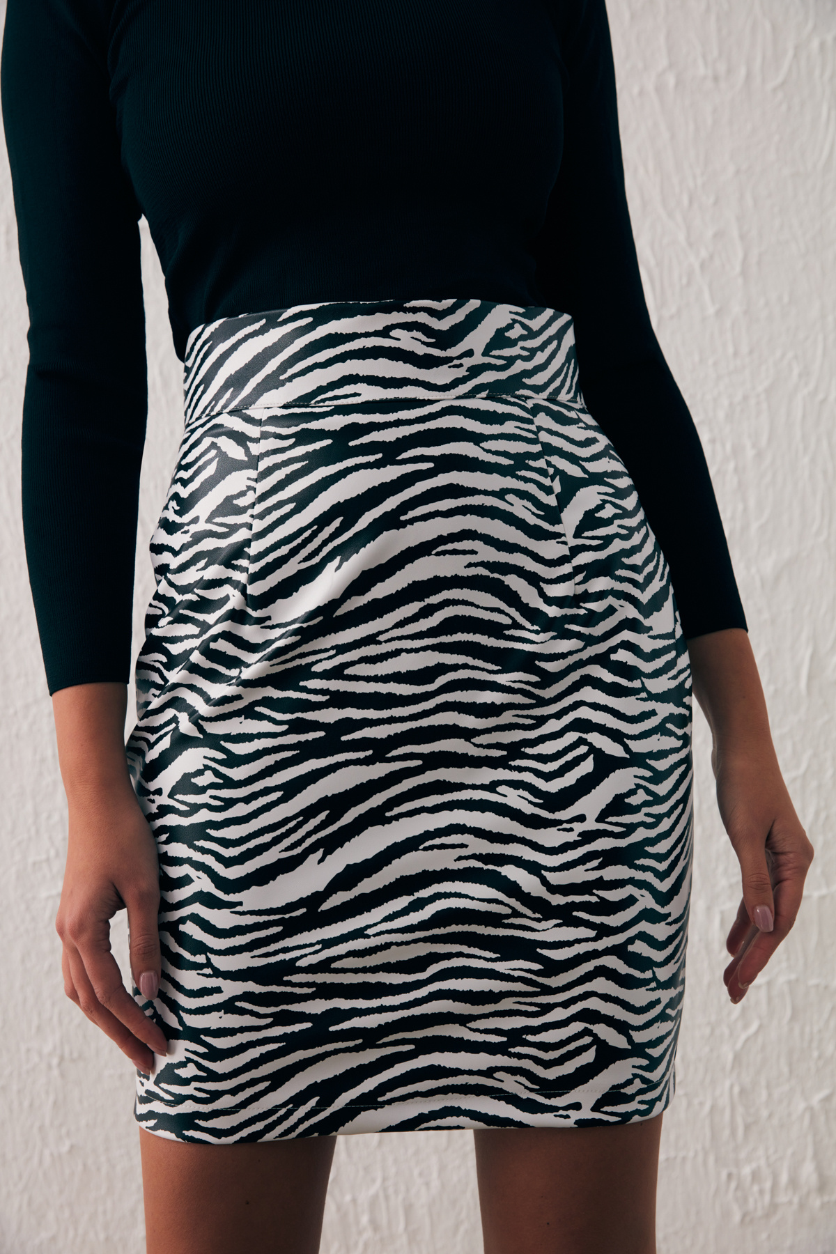 Desenli Deri Mini Etek - EKRU