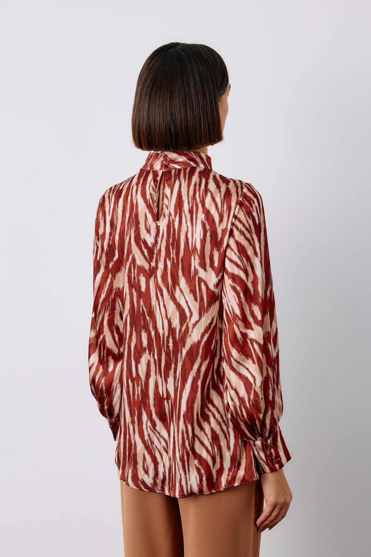 Desenli Dik Yakalı Bluz - TABA