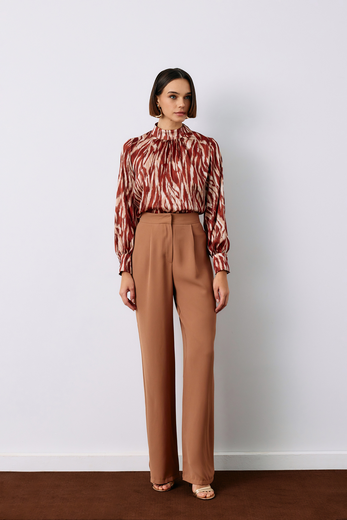 Desenli Dik Yakalı Bluz - TABA