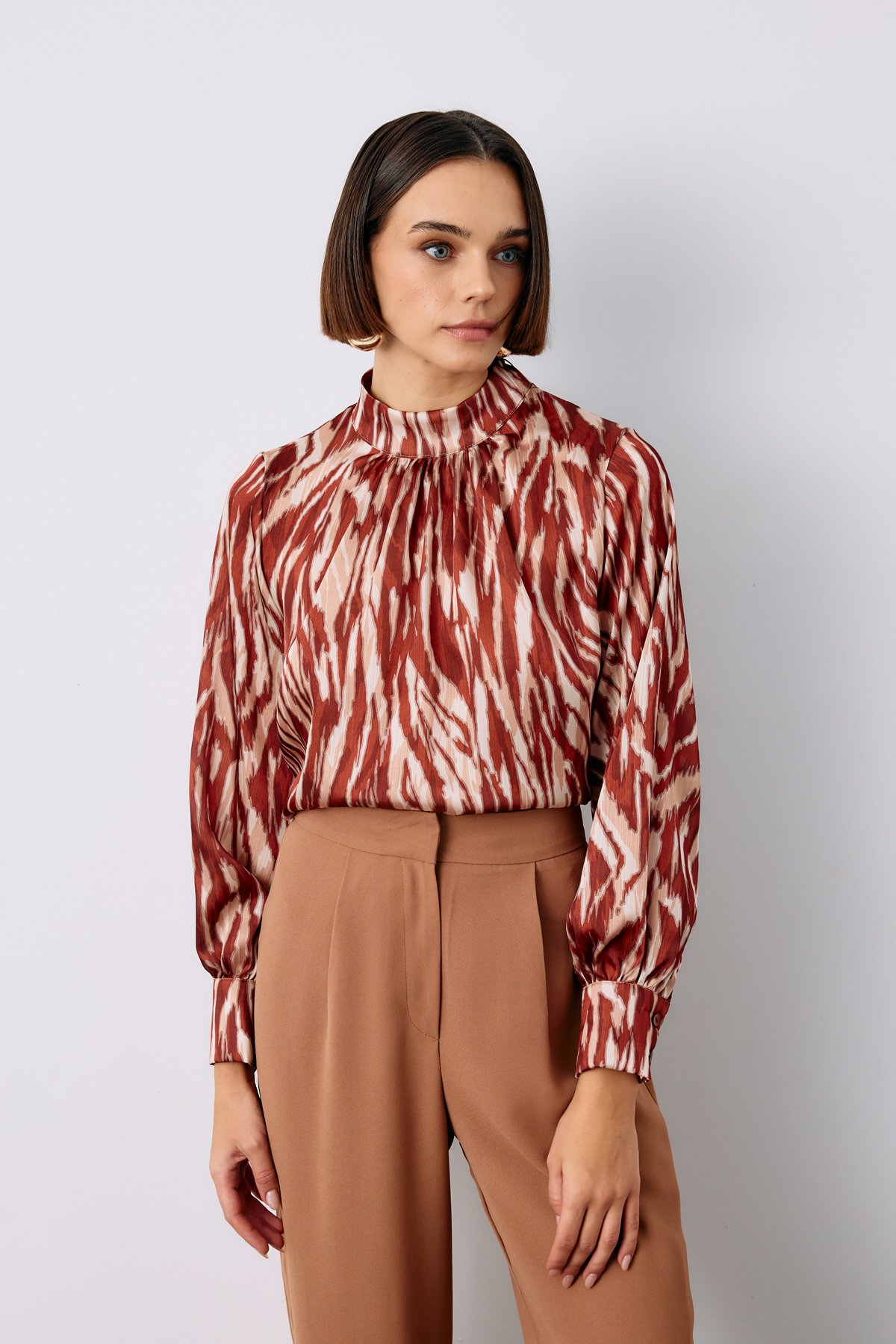 Desenli Dik Yakalı Bluz - TABA