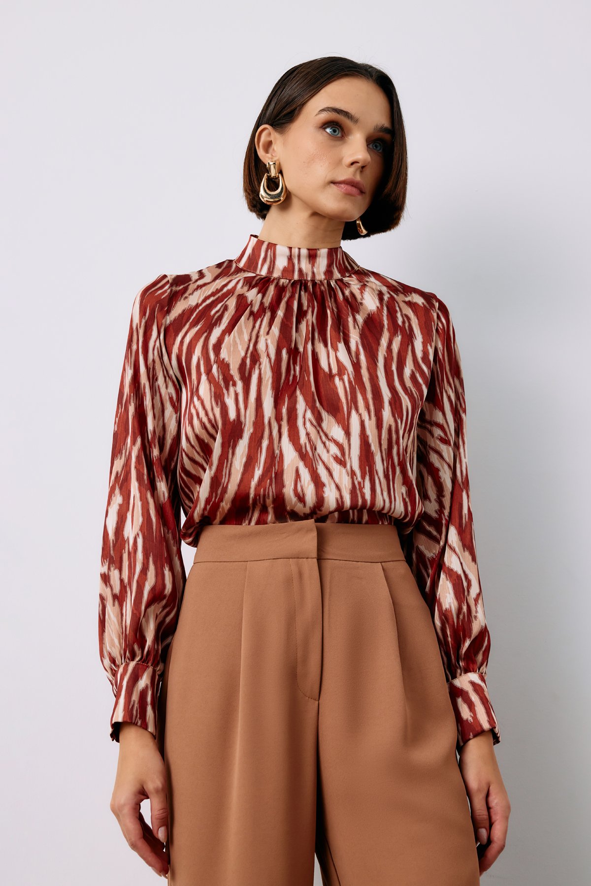 Desenli Dik Yakalı Bluz - TABA