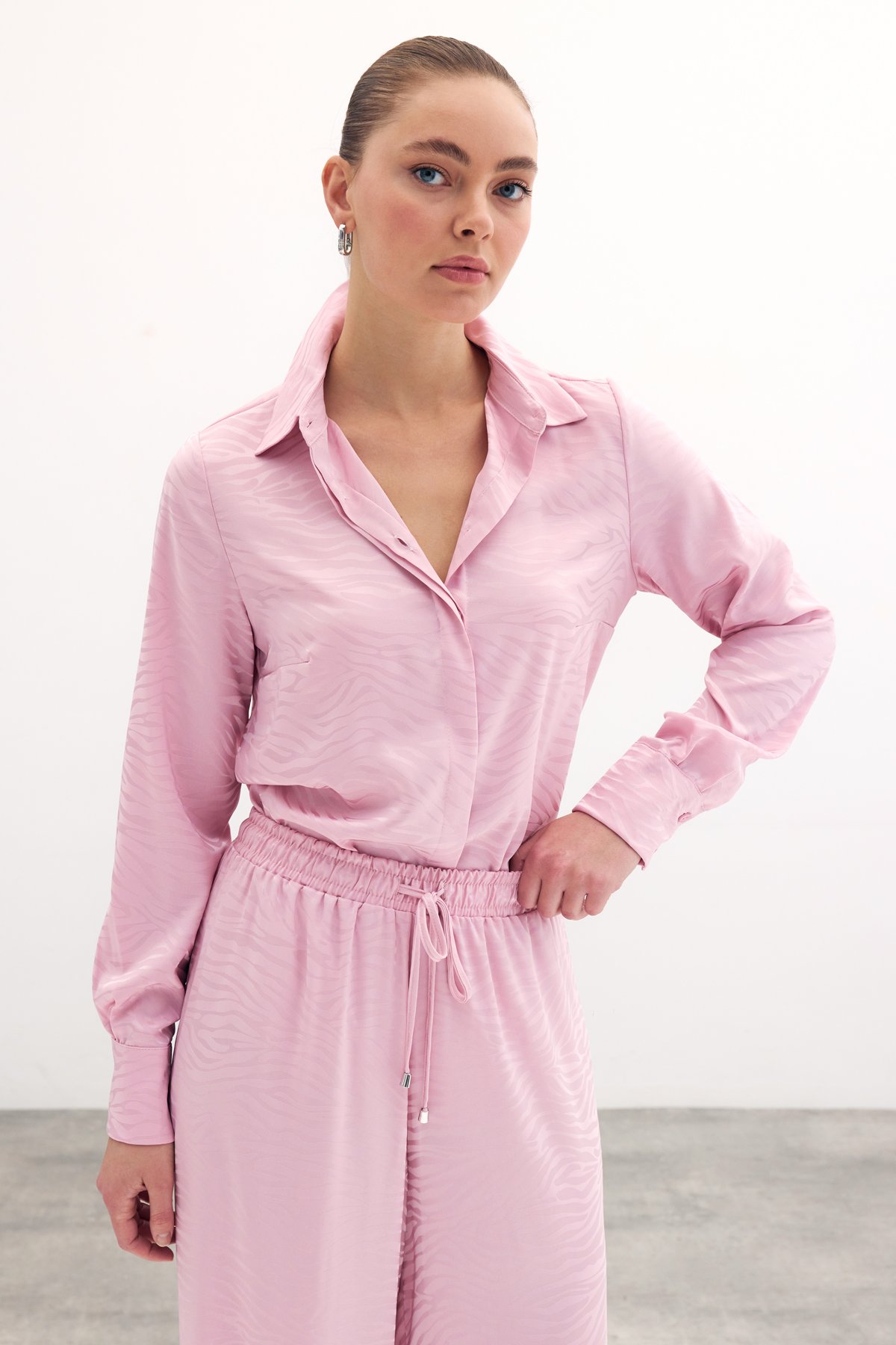 Desenli Düz Klasik Gömlek - Pudra