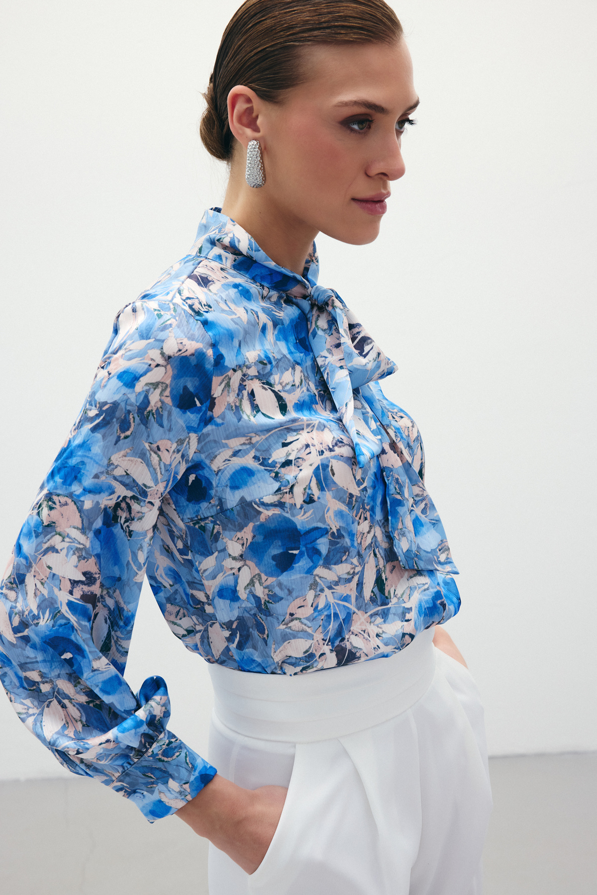 Desenli Fular Yaka Gömlek - Mavi