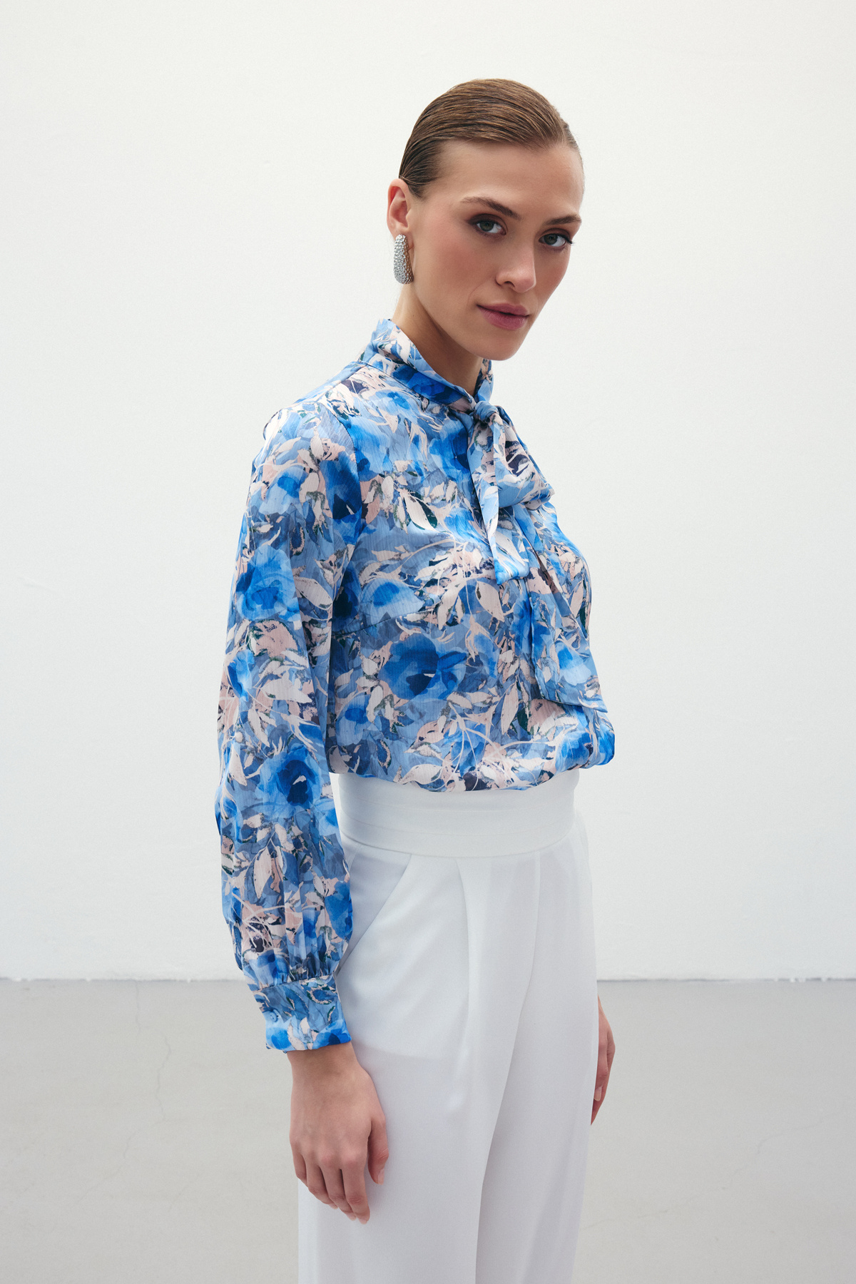 Desenli Fular Yaka Gömlek - Mavi