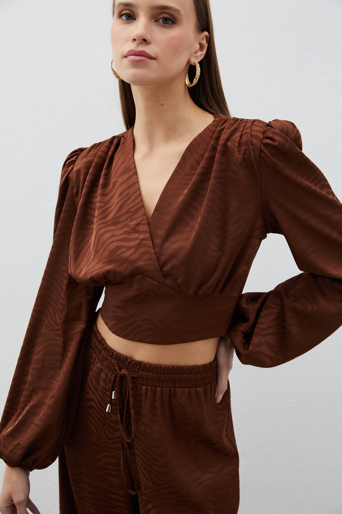 Desenli Kruvaze Saten Bluz - KAHVE