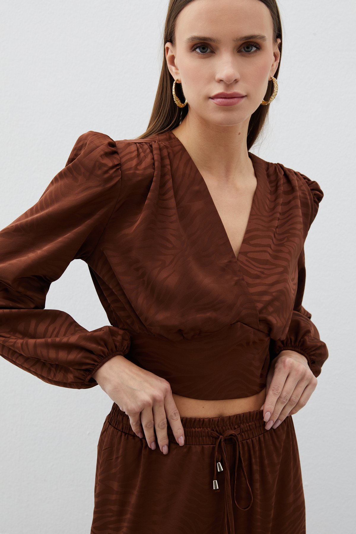 Desenli Kruvaze Saten Bluz - KAHVE