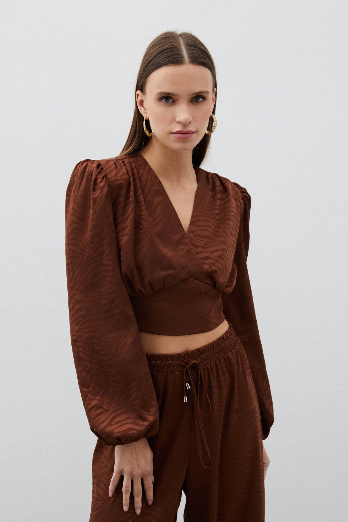 Desenli Kruvaze Saten Bluz - KAHVE