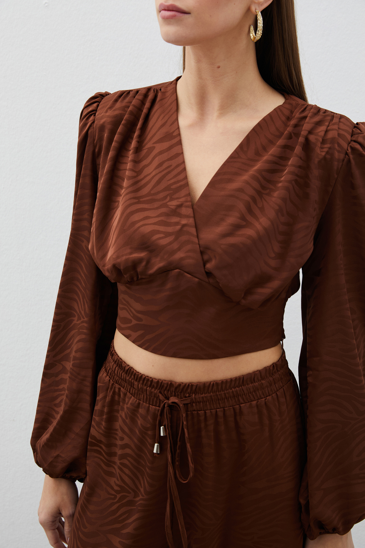 Desenli Kruvaze Saten Bluz - KAHVE