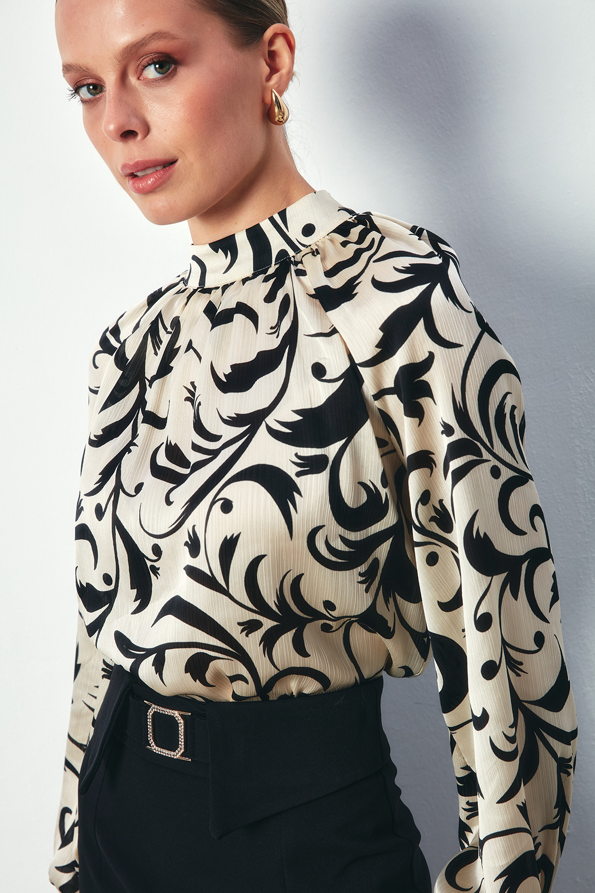 Dik Yaka Desenli Bluz - BEJ-SİYAH